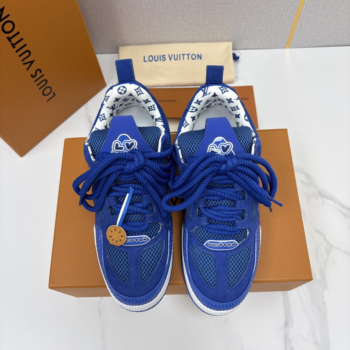 💋💍L家新品  SKATE 复古情侣款运动鞋面包鞋  官方 11,100   本款 L*V Skate 运动鞋以缤纷细节