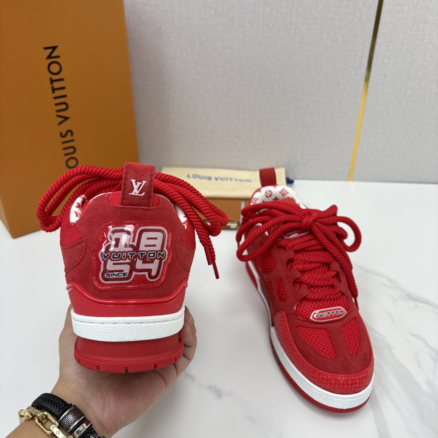 💋💍L家新品 SKATE 复古情侣款运动鞋面包鞋 官方 11,100 本款 L*V Skate 运动鞋以缤纷细节 💋💍L家新品 SKATE 复古情侣款运动鞋面包鞋 官方 11,100 本款 L*V Skate 运动鞋以缤纷细节