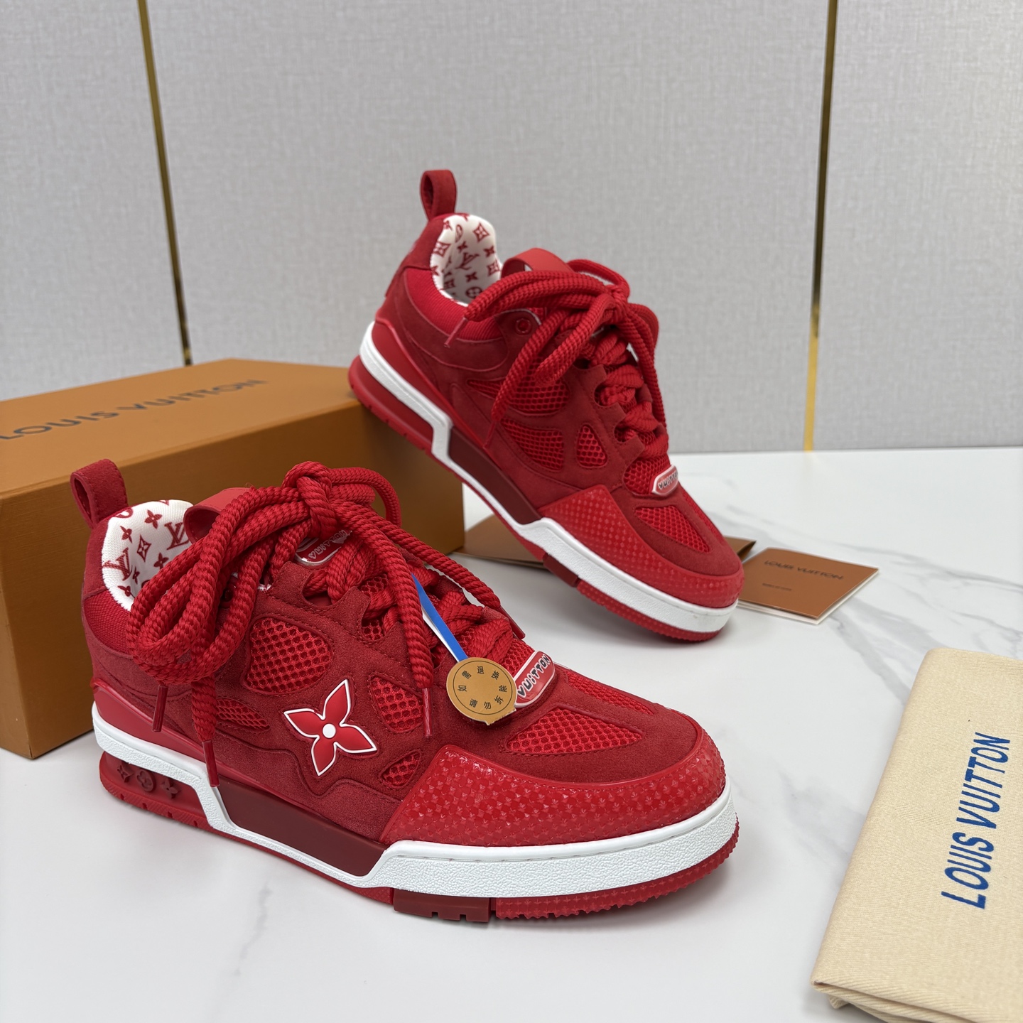 💋💍L家新品 SKATE 复古情侣款运动鞋面包鞋 官方 11,100 本款 L*V Skate 运动鞋以缤纷细节 💋💍L家新品 SKATE 复古情侣款运动鞋面包鞋 官方 11,100 本款 L*V Skate 运动鞋以缤纷细节