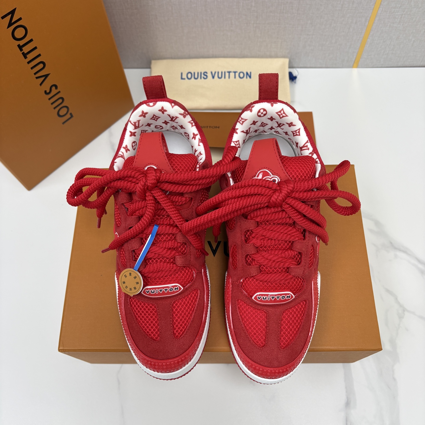💋💍L家新品  SKATE 复古情侣款运动鞋面包鞋  官方 11,100   本款 L*V Skate 运动鞋以缤纷细节