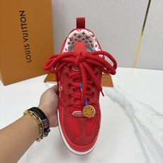 💋💍L家新品 SKATE 复古情侣款运动鞋面包鞋 官方 11,100 本款 L*V Skate 运动鞋以缤纷细节 💋💍L家新品 SKATE 复古情侣款运动鞋面包鞋 官方 11,100 本款 L*V Skate 运动鞋以缤纷细节