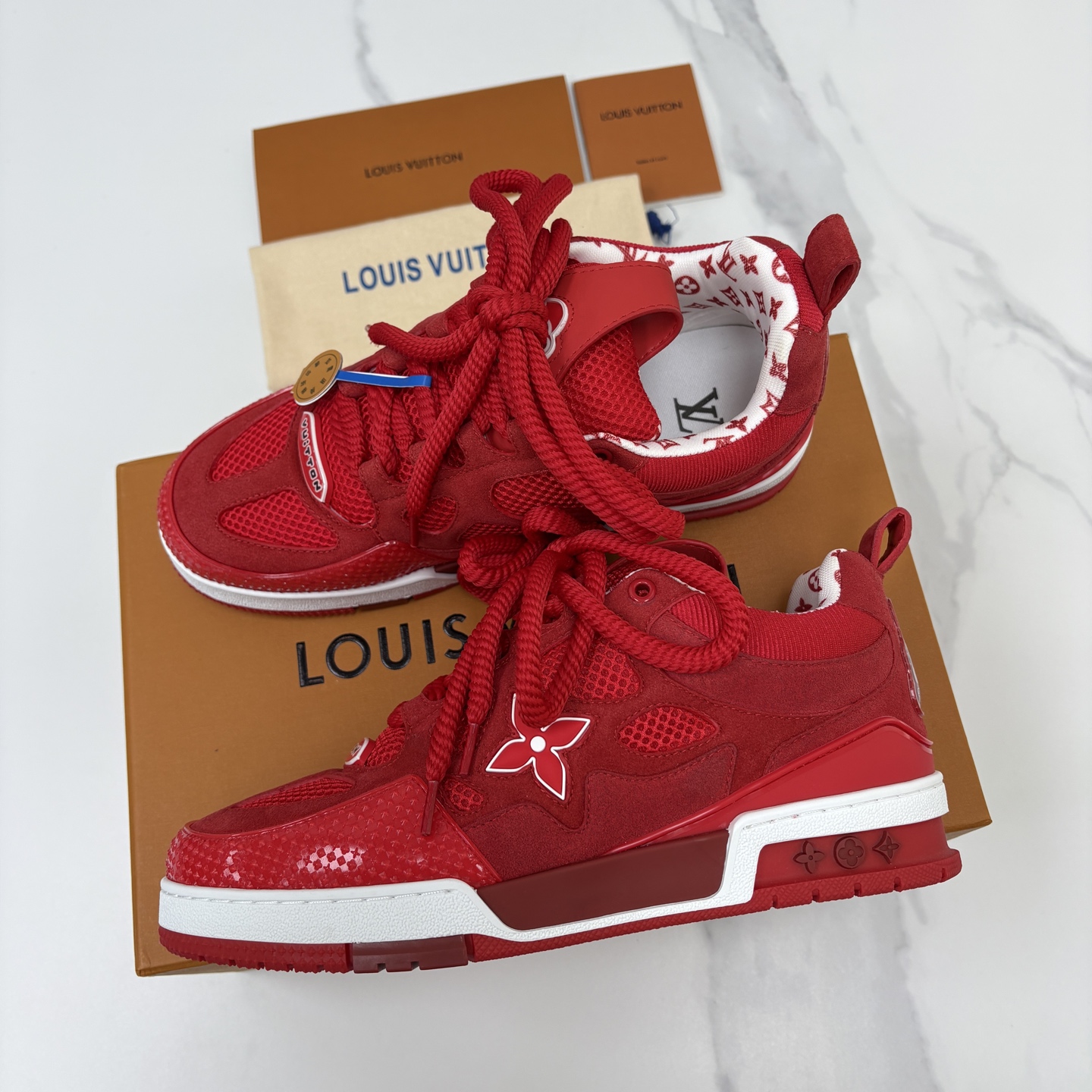 💋💍L家新品 SKATE 复古情侣款运动鞋面包鞋 官方 11,100 本款 L*V Skate 运动鞋以缤纷细节 💋💍L家新品 SKATE 复古情侣款运动鞋面包鞋 官方 11,100 本款 L*V Skate 运动鞋以缤纷细节