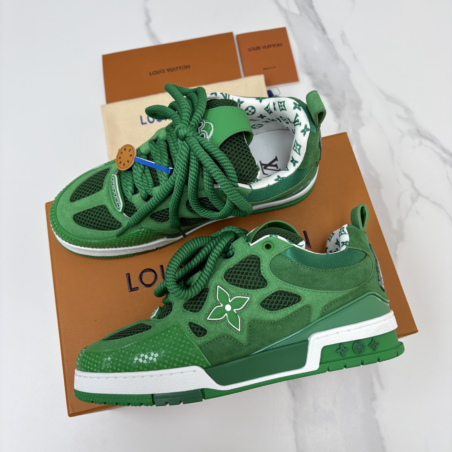 💋💍L家新品 SKATE 复古情侣款运动鞋面包鞋 官方 11,100 本款 L*V Skate 运动鞋以缤纷细节 💋💍L家新品 SKATE 复古情侣款运动鞋面包鞋 官方 11,100 本款 L*V Skate 运动鞋以缤纷细节