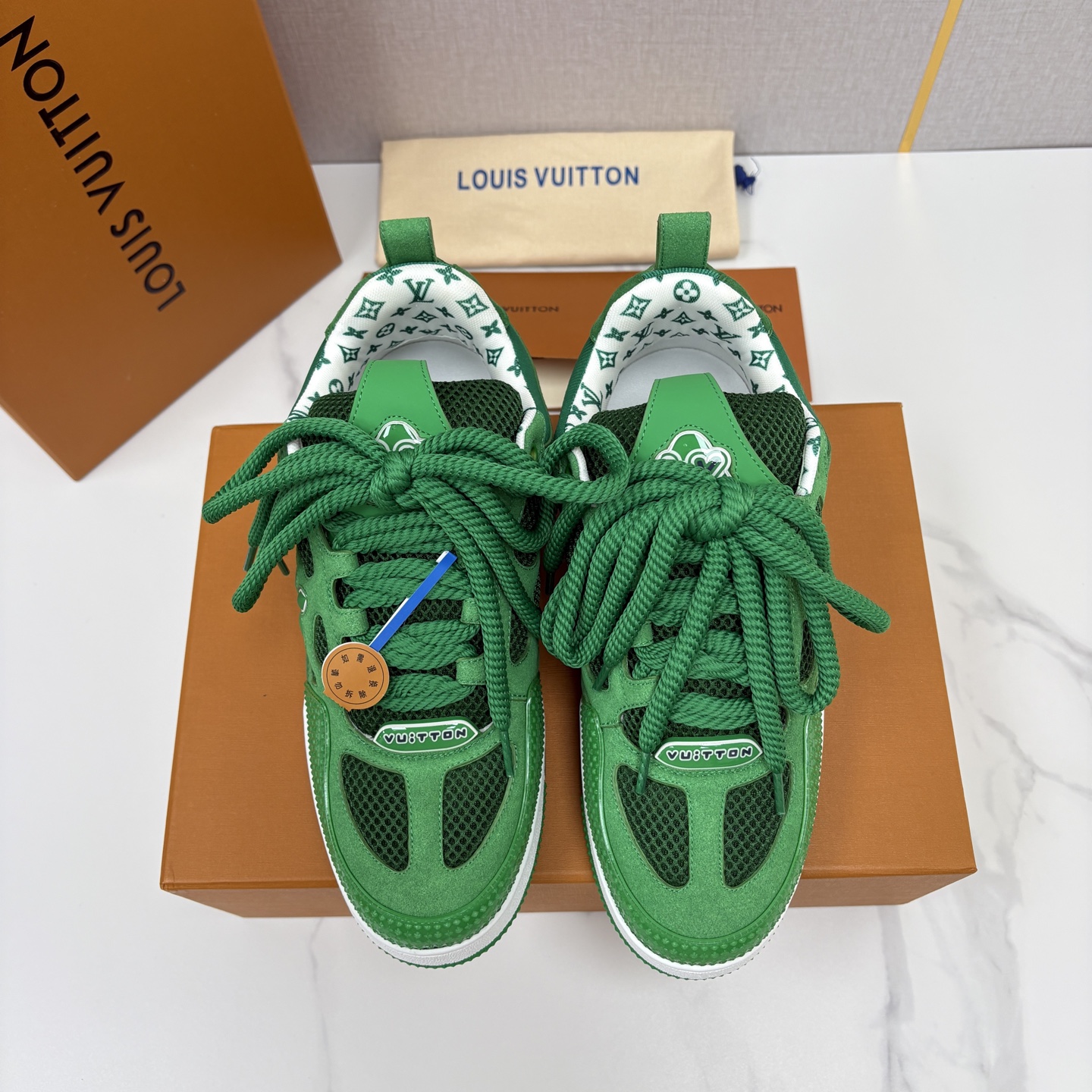 💋💍L家新品  SKATE 复古情侣款运动鞋面包鞋  官方 11,100   本款 L*V Skate 运动鞋以缤纷细节