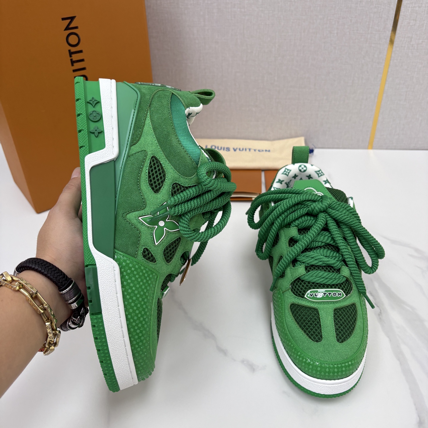 💋💍L家新品 SKATE 复古情侣款运动鞋面包鞋 官方 11,100 本款 L*V Skate 运动鞋以缤纷细节 💋💍L家新品 SKATE 复古情侣款运动鞋面包鞋 官方 11,100 本款 L*V Skate 运动鞋以缤纷细节