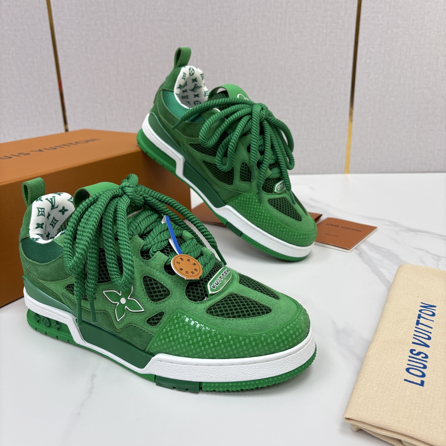 💋💍L家新品 SKATE 复古情侣款运动鞋面包鞋 官方 11,100 本款 L*V Skate 运动鞋以缤纷细节 💋💍L家新品 SKATE 复古情侣款运动鞋面包鞋 官方 11,100 本款 L*V Skate 运动鞋以缤纷细节