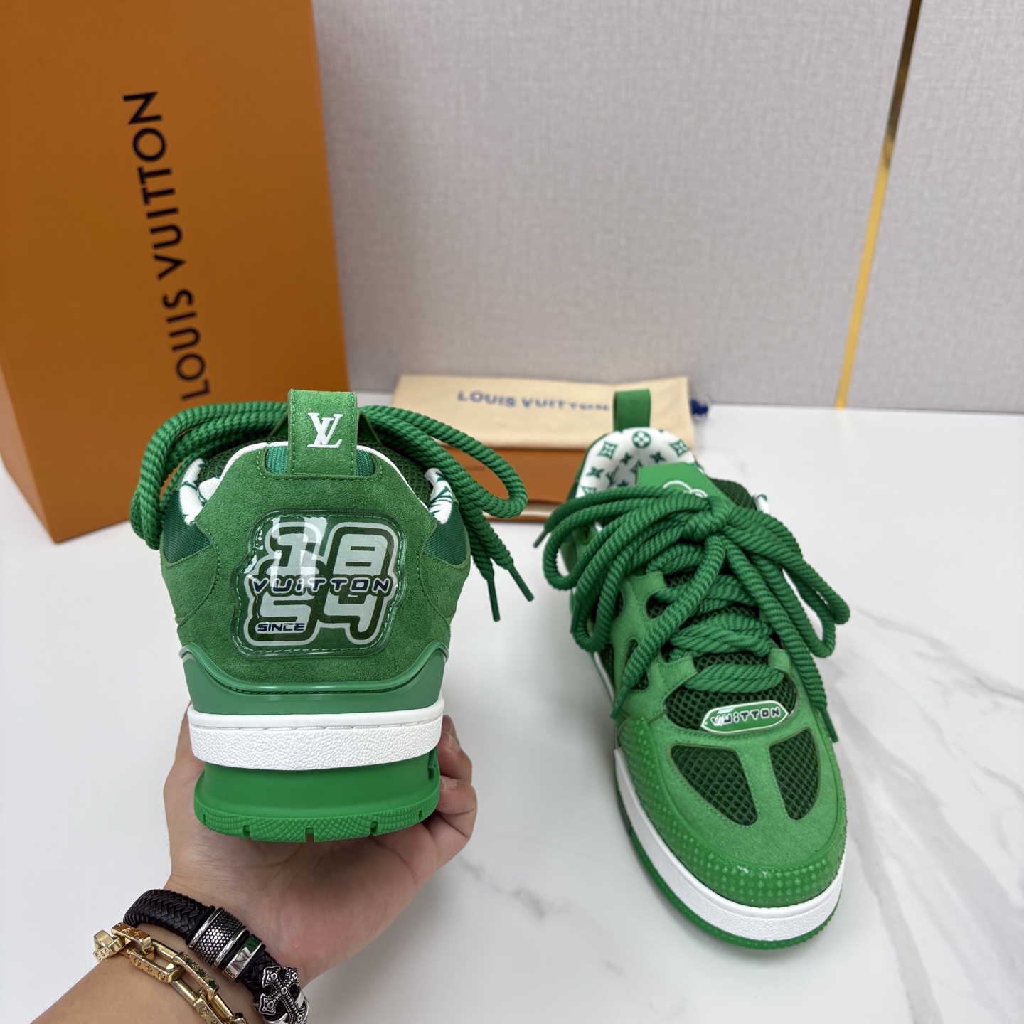 💋💍L家新品 SKATE 复古情侣款运动鞋面包鞋 官方 11,100 本款 L*V Skate 运动鞋以缤纷细节 💋💍L家新品 SKATE 复古情侣款运动鞋面包鞋 官方 11,100 本款 L*V Skate 运动鞋以缤纷细节