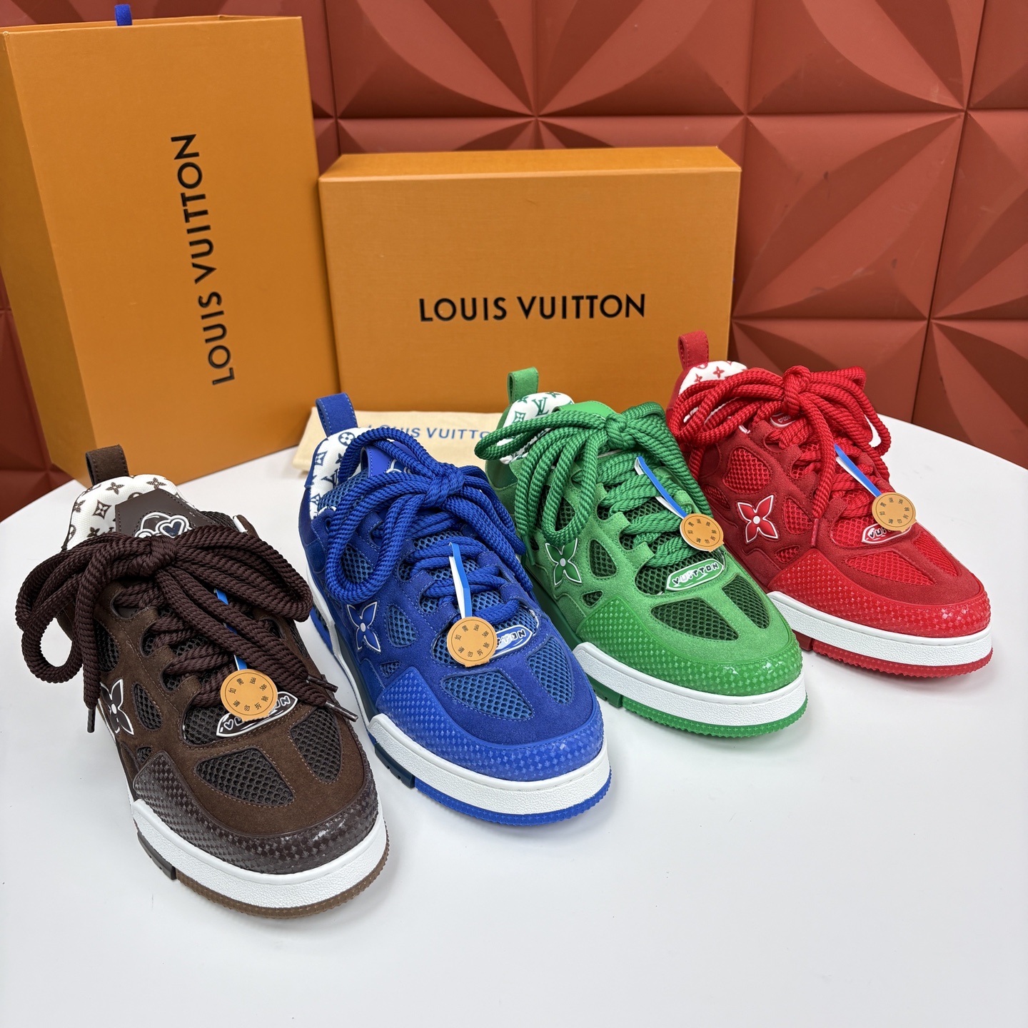 💋💍L家新品 SKATE 复古情侣款运动鞋面包鞋 官方 11,100 本款 L*V Skate 运动鞋以缤纷细节 💋💍L家新品 SKATE 复古情侣款运动鞋面包鞋 官方 11,100 本款 L*V Skate 运动鞋以缤纷细节