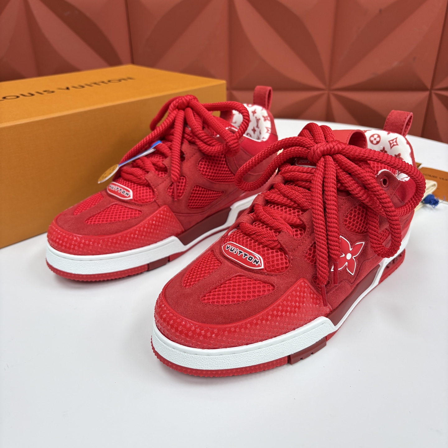 💋💍L家新品 SKATE 复古情侣款运动鞋面包鞋 官方 11,100 本款 L*V Skate 运动鞋以缤纷细节 💋💍L家新品 SKATE 复古情侣款运动鞋面包鞋 官方 11,100 本款 L*V Skate 运动鞋以缤纷细节