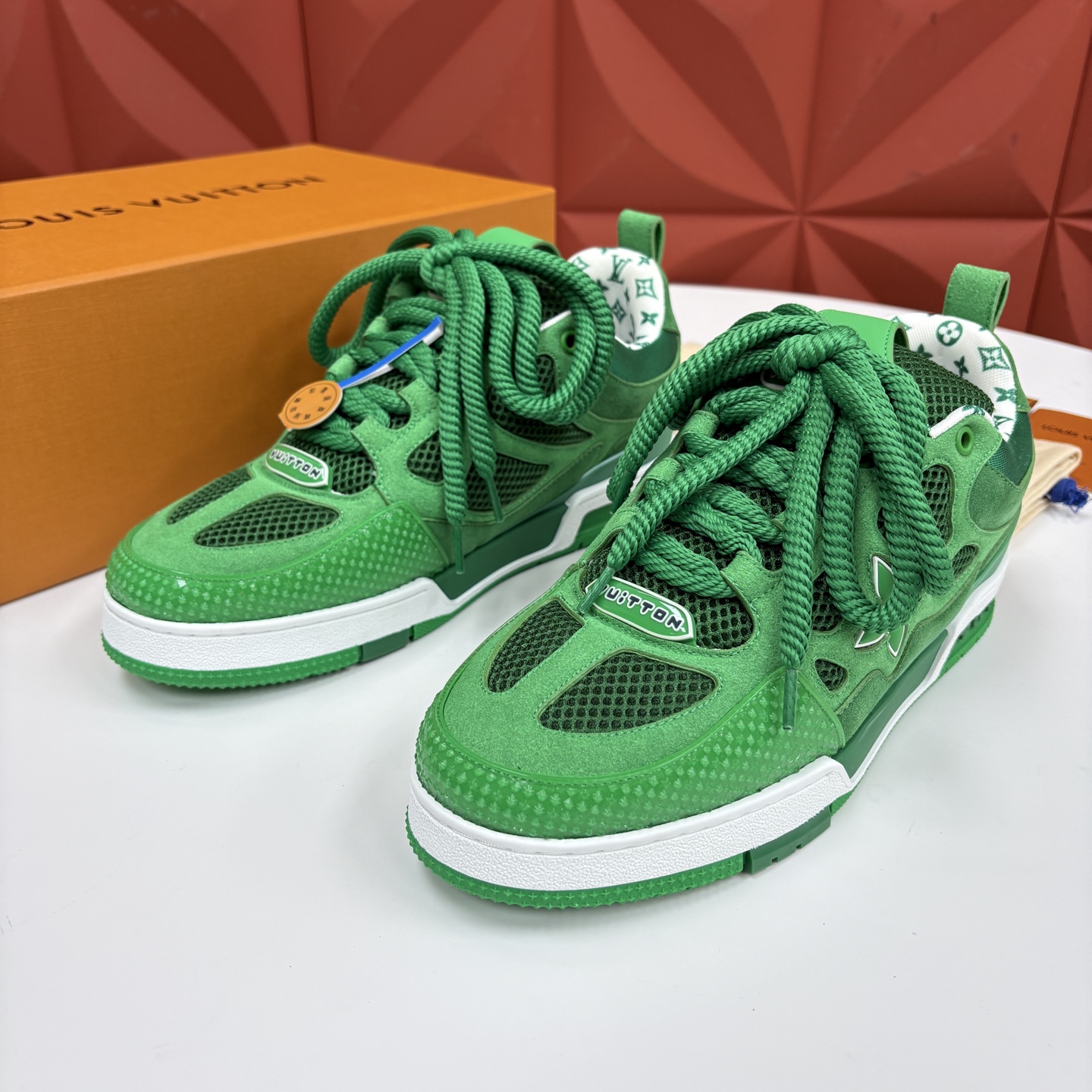 💋💍L家新品  SKATE 复古情侣款运动鞋面包鞋  官方 11,100   本款 L*V Skate 运动鞋以缤纷细节