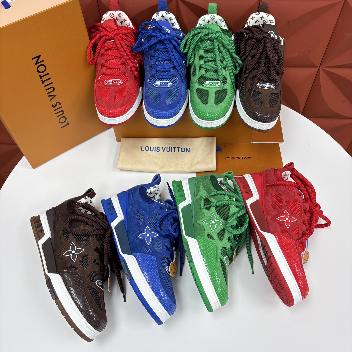 💋💍L家新品 SKATE 复古情侣款运动鞋面包鞋 官方 11,100 本款 L*V Skate 运动鞋以缤纷细节 💋💍L家新品 SKATE 复古情侣款运动鞋面包鞋 官方 11,100 本款 L*V Skate 运动鞋以缤纷细节