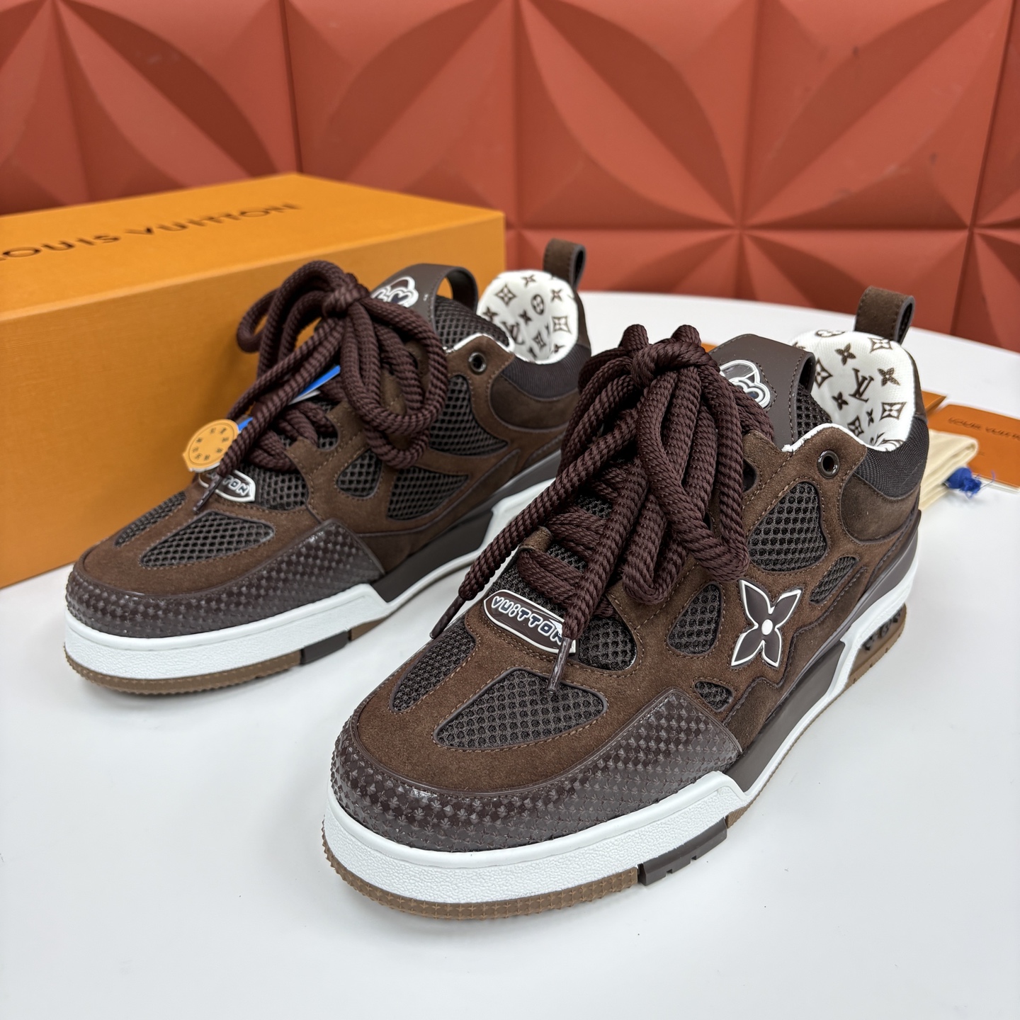 💋💍L家新品 SKATE 复古情侣款运动鞋面包鞋 官方 11,100 本款 L*V Skate 运动鞋以缤纷细节 💋💍L家新品 SKATE 复古情侣款运动鞋面包鞋 官方 11,100 本款 L*V Skate 运动鞋以缤纷细节