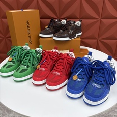 💋💍L家新品 SKATE 复古情侣款运动鞋面包鞋 官方 11,100 本款 L*V Skate 运动鞋以缤纷细节 💋💍L家新品 SKATE 复古情侣款运动鞋面包鞋 官方 11,100 本款 L*V Skate 运动鞋以缤纷细节
