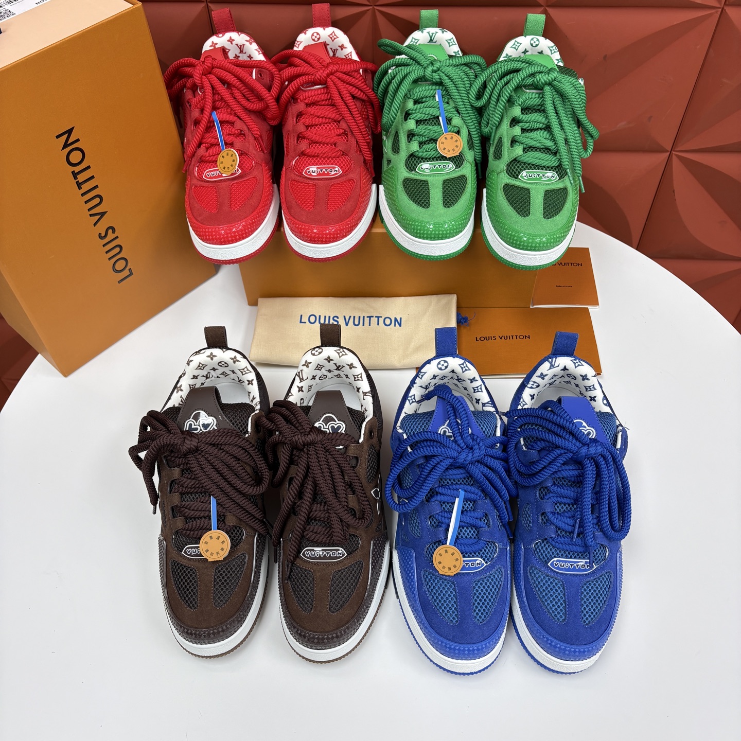 💋💍L家新品 SKATE 复古情侣款运动鞋面包鞋 官方 11,100 本款 L*V Skate 运动鞋以缤纷细节 💋💍L家新品 SKATE 复古情侣款运动鞋面包鞋 官方 11,100 本款 L*V Skate 运动鞋以缤纷细节