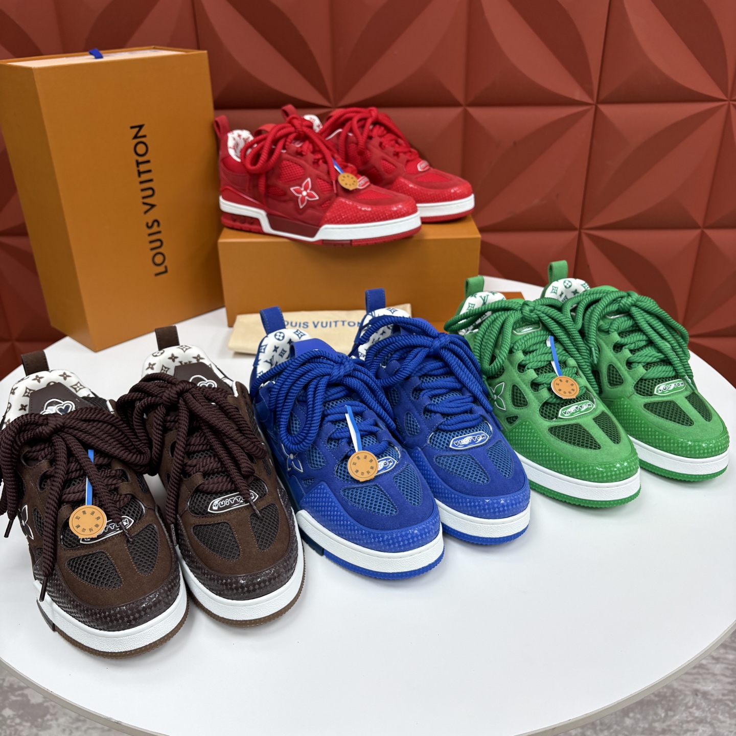 💋💍L家新品 SKATE 复古情侣款运动鞋面包鞋 官方 11,100 本款 L*V Skate 运动鞋以缤纷细节 💋💍L家新品 SKATE 复古情侣款运动鞋面包鞋 官方 11,100 本款 L*V Skate 运动鞋以缤纷细节