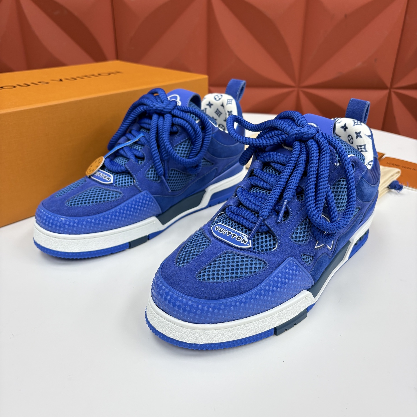 💋💍L家新品 SKATE 复古情侣款运动鞋面包鞋 官方 11,100 本款 L*V Skate 运动鞋以缤纷细节 💋💍L家新品 SKATE 复古情侣款运动鞋面包鞋 官方 11,100 本款 L*V Skate 运动鞋以缤纷细节