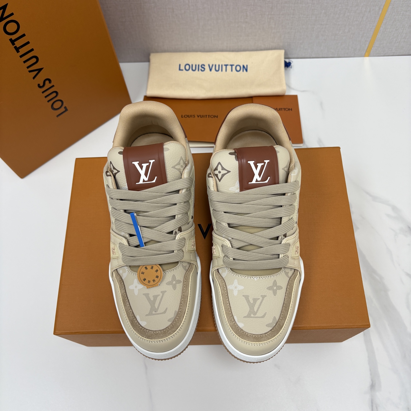 💋💍L家新品   TRAINER 情侣运动鞋系列     官方  9500    本款L*V  Trainer 运动鞋选