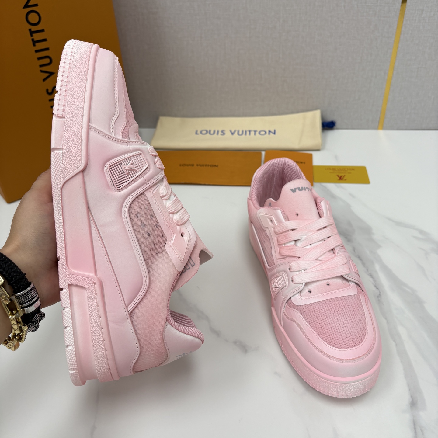 💋💍L家 L~V Trainer 新37 情侣运动鞋 官方 1W+ 尼龙网面水洗变色皮打造 以瞩目色块展现复古篮球鞋的 💋💍L家 L~V Trainer 新37 情侣运动鞋 官方 1W+ 尼龙网面水洗变色皮打造 以瞩目色块展现复古篮球鞋的