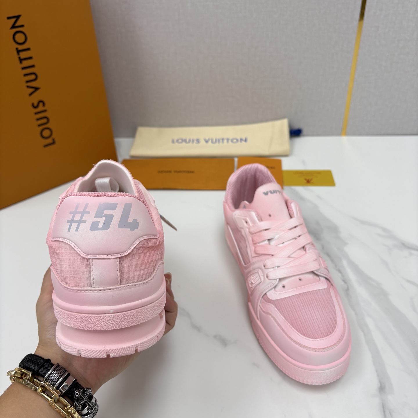 💋💍L家 L~V Trainer 新37 情侣运动鞋 官方 1W+ 尼龙网面水洗变色皮打造 以瞩目色块展现复古篮球鞋的 💋💍L家 L~V Trainer 新37 情侣运动鞋 官方 1W+ 尼龙网面水洗变色皮打造 以瞩目色块展现复古篮球鞋的