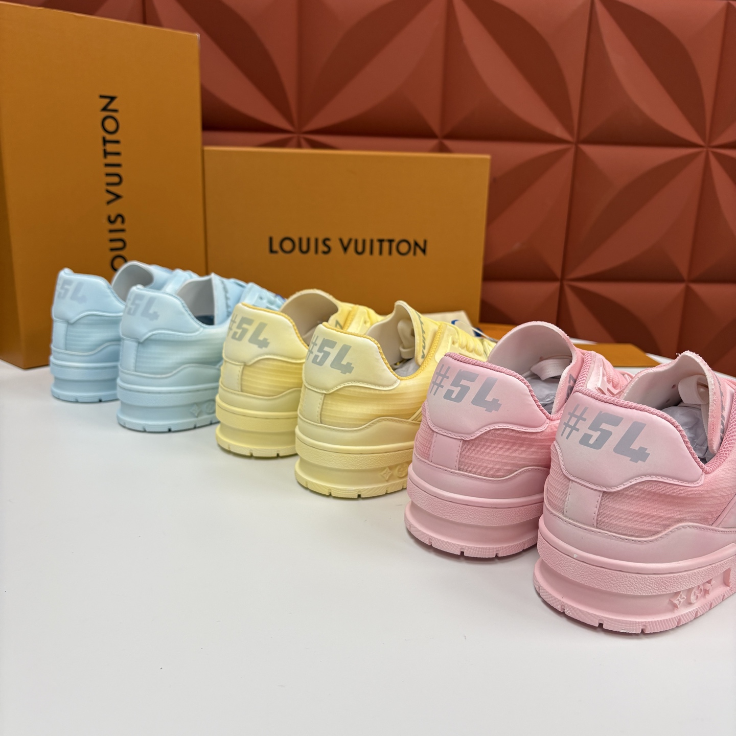 💋💍L家 L~V Trainer 新37 情侣运动鞋 官方 1W+ 尼龙网面水洗变色皮打造 以瞩目色块展现复古篮球鞋的 💋💍L家 L~V Trainer 新37 情侣运动鞋 官方 1W+ 尼龙网面水洗变色皮打造 以瞩目色块展现复古篮球鞋的