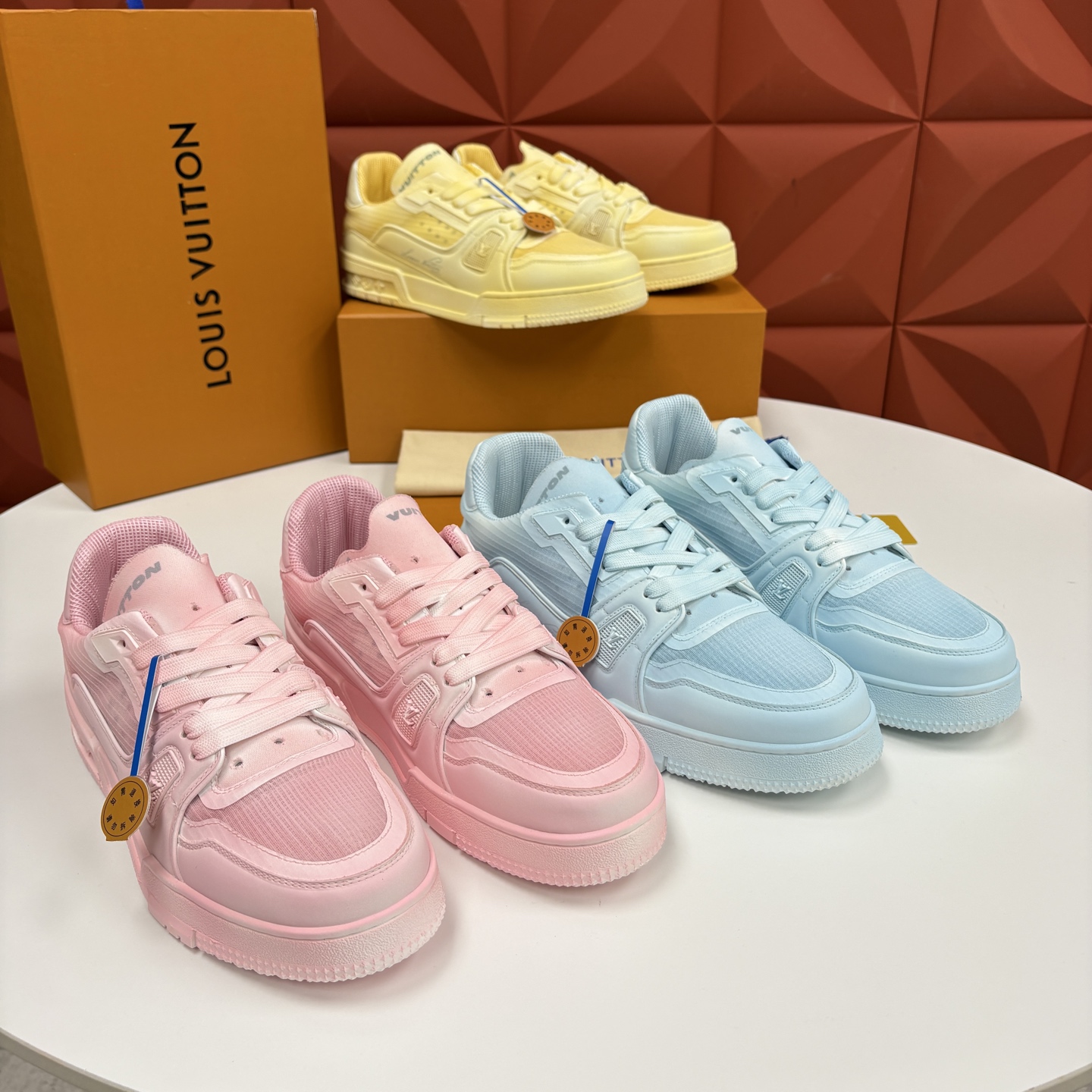 💋💍L家 L~V Trainer 新37 情侣运动鞋 官方 1W+ 尼龙网面水洗变色皮打造 以瞩目色块展现复古篮球鞋的 💋💍L家 L~V Trainer 新37 情侣运动鞋 官方 1W+ 尼龙网面水洗变色皮打造 以瞩目色块展现复古篮球鞋的