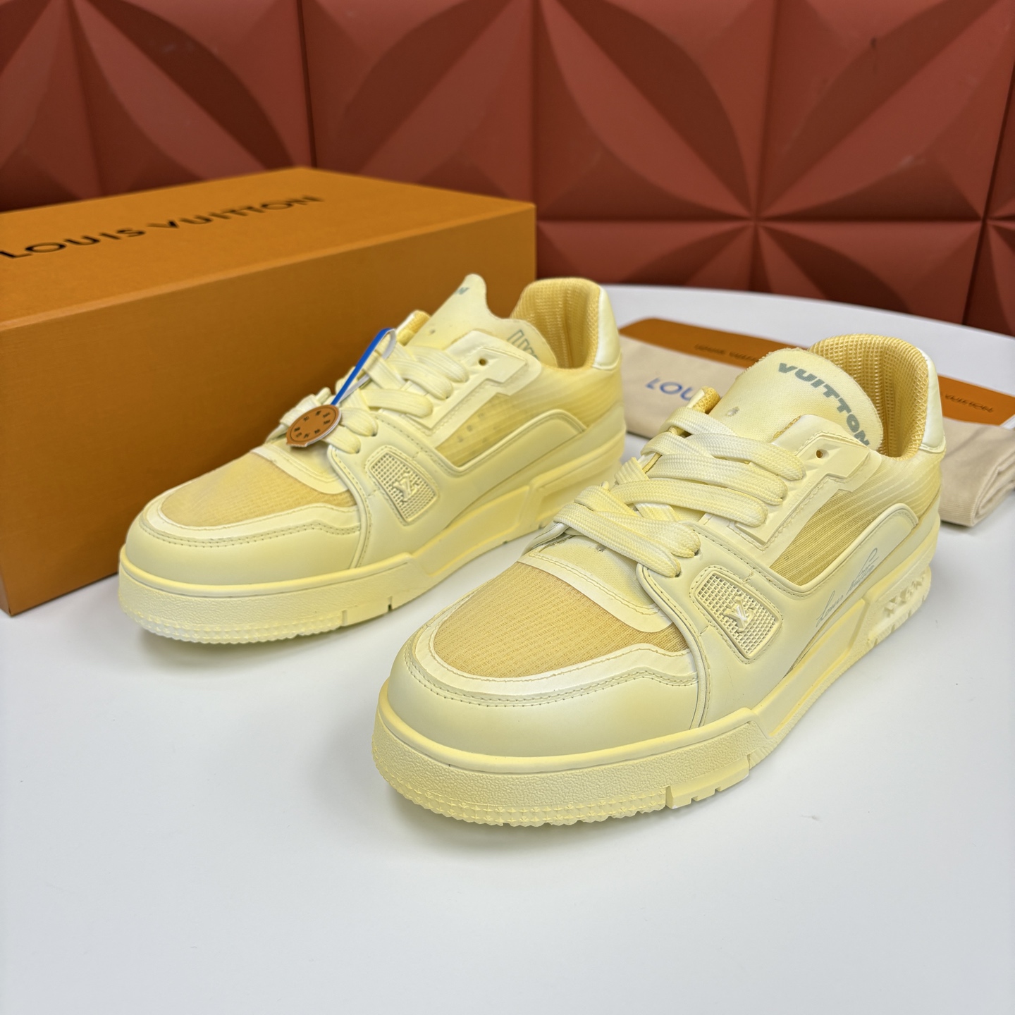 💋💍L家 L~V Trainer 新37 情侣运动鞋 官方 1W+ 尼龙网面水洗变色皮打造 以瞩目色块展现复古篮球鞋的 💋💍L家 L~V Trainer 新37 情侣运动鞋 官方 1W+ 尼龙网面水洗变色皮打造 以瞩目色块展现复古篮球鞋的