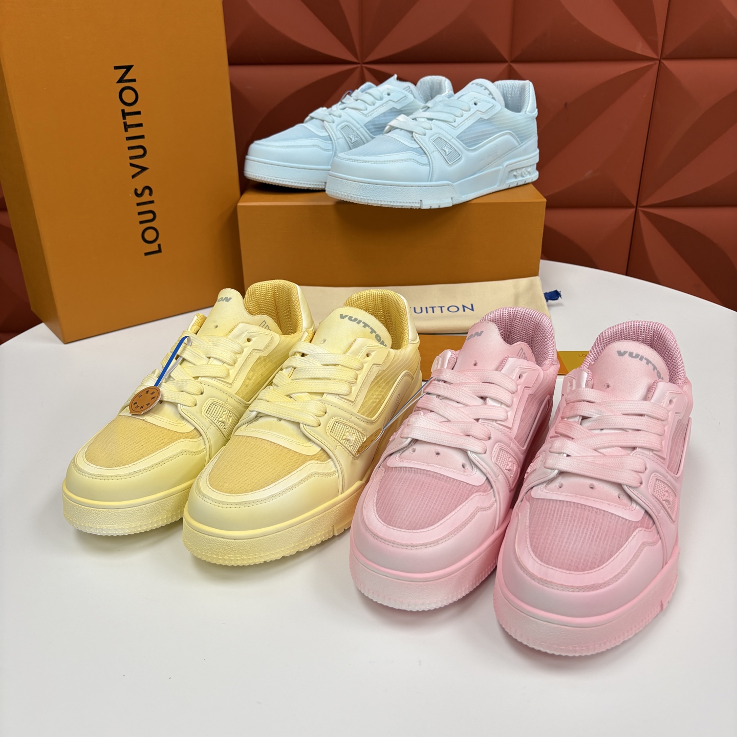 💋💍L家 L~V Trainer 新37 情侣运动鞋 官方 1W+ 尼龙网面水洗变色皮打造 以瞩目色块展现复古篮球鞋的 💋💍L家 L~V Trainer 新37 情侣运动鞋 官方 1W+ 尼龙网面水洗变色皮打造 以瞩目色块展现复古篮球鞋的