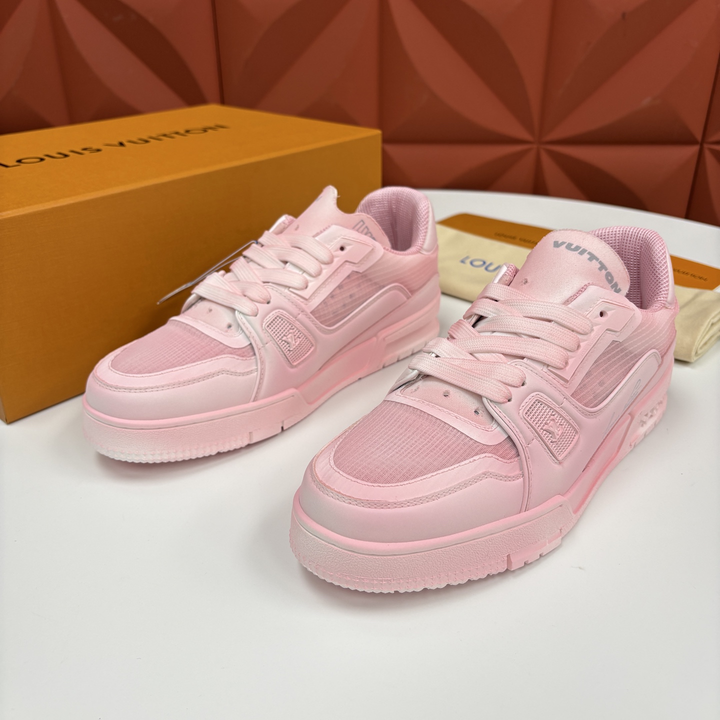 💋💍L家 L~V Trainer 新37 情侣运动鞋 官方 1W+ 尼龙网面水洗变色皮打造 以瞩目色块展现复古篮球鞋的 💋💍L家 L~V Trainer 新37 情侣运动鞋 官方 1W+ 尼龙网面水洗变色皮打造 以瞩目色块展现复古篮球鞋的