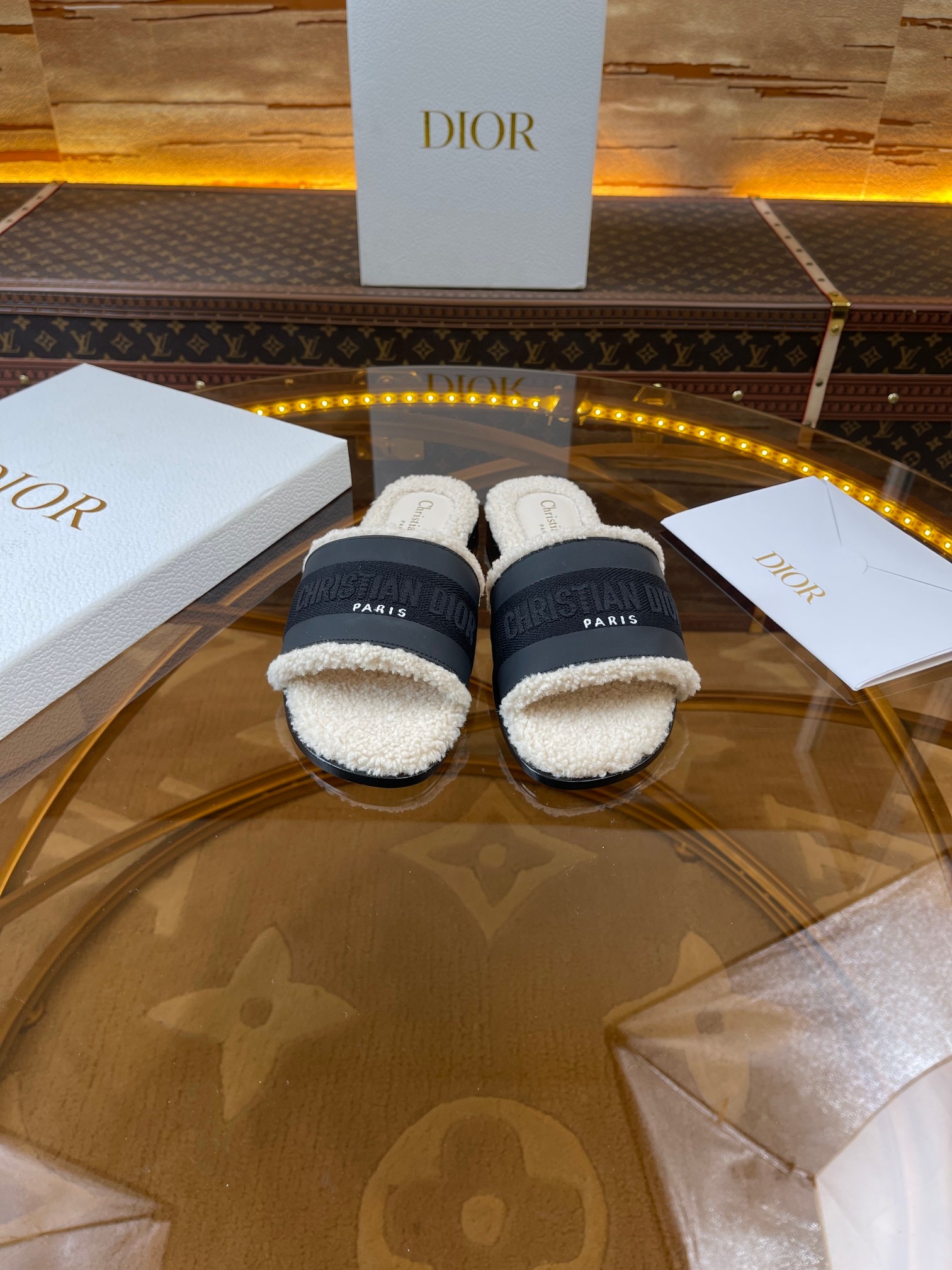 NO:382547,Dior Dior Spring and Summer New DWAY Flat-soled Flip-flop Color-blocking Women's Shoes CD Letter Logo Three-dimensional Embroidery Square-toe Open-toed Lamb Fleece Home Slippers Material: Original Upper Consistent Washing Cowhide Electric Embroidery High Temperature Water-soluble Cotton Technology Fabric + Imported Lamb Fleece Inner + Italian Leather Sole size34-43 (34.40.41.42.43 Customized No Return or Exchange), Wool Shoes, Dior, Dior, Slippers, Cowhide, Leather Soles19860909迪奥 Dior 春夏新款 DWAY 平底一字拖拼色女鞋 CD字母logo立体刺绣方头露趾羊羔毛居家拖鞋 材质:鞋面原版一致水洗牛皮电绣高温水溶棉质科技面料+进口羊羔毛内里+意大利真皮大底 size34-43（34.40.41.42.43定做不退不换）,毛毛鞋,dior,dior,slippers,cowhide,Leather soles,Women's Shoes