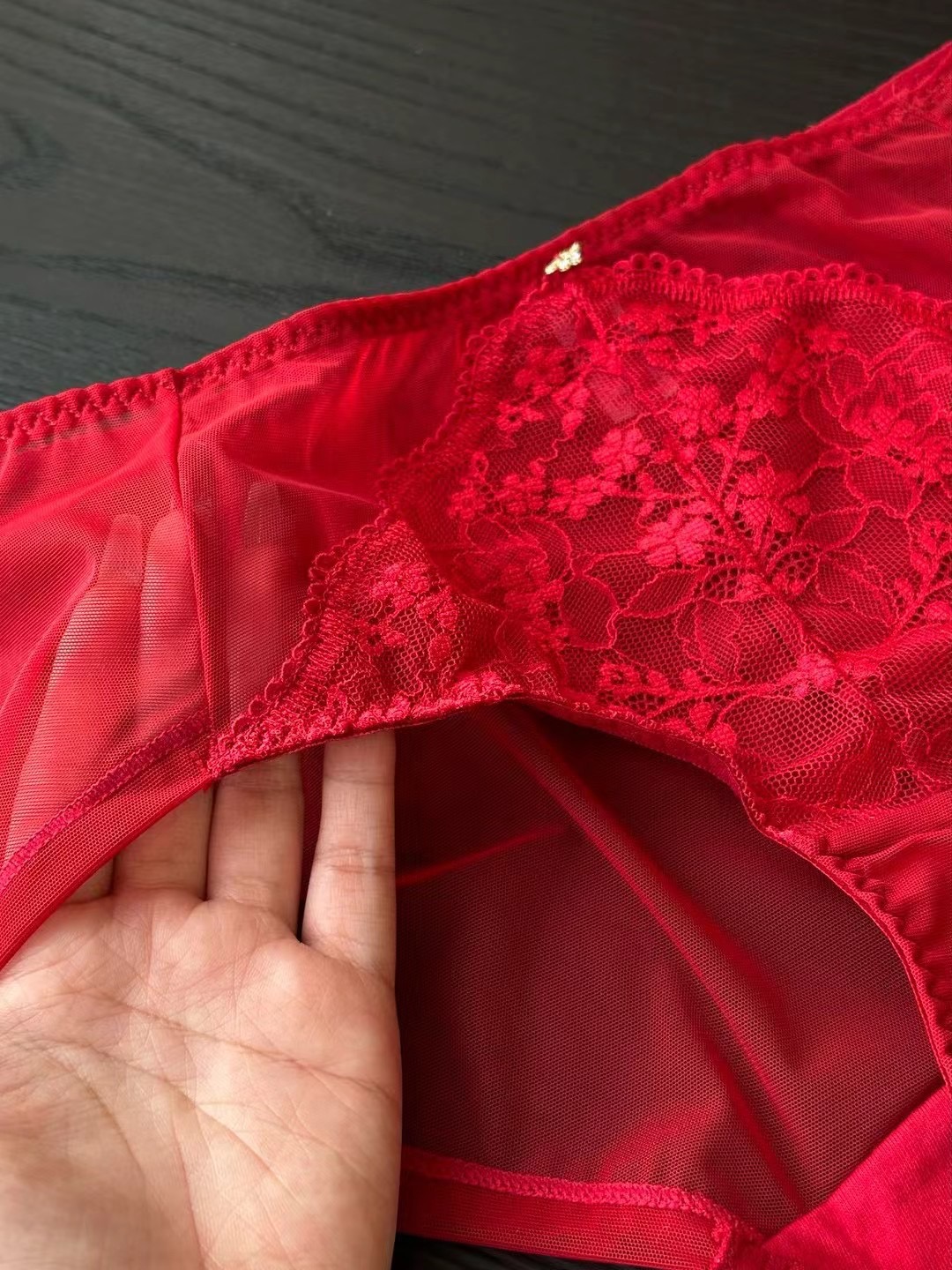 配套同系列内裤一条 前档都是大片蕾丝设计,后面全透视,超级性感啊 纯棉底档,呵护女性健康 4