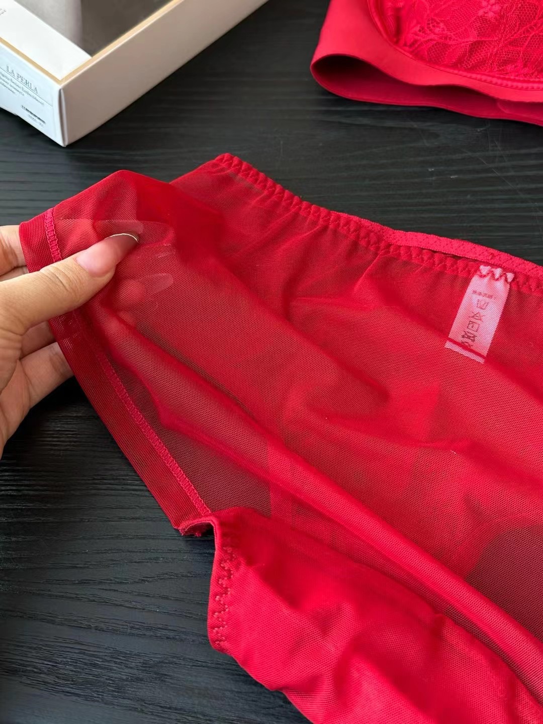 配套同系列内裤一条 前档都是大片蕾丝设计,后面全透视,超级性感啊 纯棉底档,呵护女性健康 9