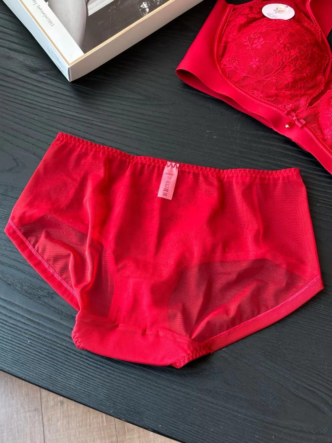 配套同系列内裤一条 前档都是大片蕾丝设计,后面全透视,超级性感啊 纯棉底档,呵护女性健康 6