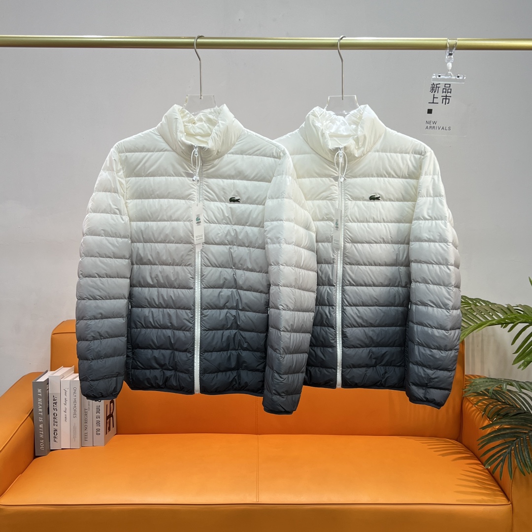 NO:115893,Model number: 2202# Lacoste French crocodile autumn and winter new light and waterproof standing collar down jacket!  New light and thin down jackets in autumn and winter, complete three standards, top-grade white duck down 90% filling, can be called a cold-proof tool, a simple base is enough to resist the cold, with a 100% eye-catching effect, and will never be outdated in autumn and winter. Top original fabrics are exclusive domestic original fabrics with characteristics, anti-drilling and anti-decolorization 24-point calendered tweed fabric!  The inner liner has a high-density and number of ball cloth that completely eliminates the phenomenon of drilling, leaking, and running velvet. The original zipper chest chain of auxiliary materials * 1 side pocket * 2 strips, which can withstand tensile wear and tear of 100,000 times!  The highest version of the market this year, all the details are in the same version, all the original version of the fabric and hardware are molded, and the classic embroidery logo of the front chest crocodile home, highlighting the brand identity!  There is no ambiguity in terms of filling and filling, all national standards are 90 velvets, which are different from the market duck silk version. They will never run velvet. Quality assurance!  Light color turns black Light turns black Size Long bust Sleeve Long shoulders Wide weight S 58 92 5937 80-90 M60 96 6038 90-100 L 62 10261 39.5 100-115 XL 64 10861 41 115-125 XXL65114 62 42.5 125-140 3XL66 12062 44 140-155 4XL67 12663 45.5 155-170 There is an error of 1-2cm in pure manual measurement!  !  !  ,,down jacket,alexander wang19860909款号:2202# Lacoste 法国鳄鱼秋冬新款轻薄防水立领羽绒服！ 秋冬新款轻薄款羽绒服 三标齐全 顶级的白鸭绒90％填充 堪称防寒神器,简单的一件打底就足以抵御严寒,吸睛效果百分百 秋冬永远不会过时 顶级原版面料国内独家原厂面料具有特性防钻绒防脱色24支数压光呢子纺面料！ 内胆高密度支数胆布彻底杜绝钻绒漏绒跑绒,等现象. 辅料原厂拉链胸链*1条侧口袋*2条 可承受十万次拉力磨损！今年市场最高版本,所有细节全部对版,面料五金全部原版开模,前胸鳄鱼家经典刺绣logo,彰显品牌身份！ 充绒充绒方面绝不含糊,全部国标90绒,区别市场鸭丝版本.绝不跑绒.质量保证！ 颜色浅变黑 浅变黑 尺码 衣长胸围 袖长肩宽体重 S 58 92 5937 80-90 M60 96 6038 90-100 L 62 10261 39.5 100-115 XL 64 10861 41 115-125 XXL65114 62 42.5 125-140 3XL66 12062 44 140-155 4XL67 12663 45.5 155-170 纯手工测量存在1-2cm的误差！！！,,down jacket,alexander wang,Men's clothing