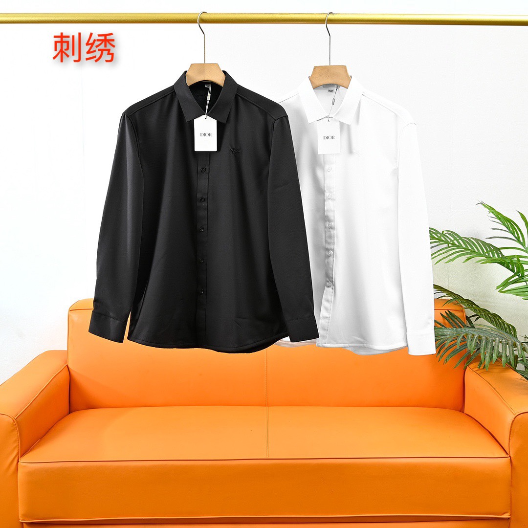 NO:115887,Model number: 293# DIOR New Winter Embroidered and Velvet Modal Business Casual Shirt Shirt!  It uses fleece modal fabric, which is processed without ironing. After the fabric is treated with wool, the light texture is extremely affinity. The texture and comfort and warmth are at its peak. It has excellent skin-friendliness and softness, and the texture exudes a sense of luxury and gorgeousness!  Dior's heavy industry Tajima exquisitely embroidered spider logo highlights the brand identity!  It is also very outstanding in terms of details. It is tightly lined and seamless. Every quilt is participated by exquisite handwork. It has first-class tailoring. It has exclusive and sophisticated cutting technology, classic lapels, and a solemn and harmonious style. It is very mature, restrained and steady color matching. It has a sense of high quality, invincible and versatile, and has extensive compatibility. It is the first choice for urban elite men!  A top-notch and high-end fleece shirt is always a scarce product for men and is also a very investment-oriented item!  For quality control, quality control and fabric control, it must be the best product!  Color: Black and white Size: Bust, shoulder width, sleeve length Weight 38 9941.659 100-120 39 103 42.8 60.5 120-130 40 107 44 61.5 130-140 41 111 45.2 62.5 140-150 42 115 46.4 63.5 150-160 43 11947.664 160-180 44 12348.864.5 180-200 There is a 1-2CM error in pure manual measurement!  !  ,dior,dior,shirts,alexander wang19860909款号:293# DIOR 迪奥冬季新款刺绣加绒莫代尔商务休闲衬衫衬衣！ 采用加绒莫代尔面料,经过免烫工艺处理,面料经过磨毛工艺处理后,肌理浅浅的绒感极具亲和力,面料质感与舒适保暖度达到登峰造极,亲肤性与柔软性绝佳,且肌理透着高级奢华感和华丽感！迪奥家重工田岛精美刺绣小蜘蛛logo彰显品牌身份！ 在细节方面亦是非常出彩,走线严丝合缝,逢扣由精湛的手工参与,剪裁一流,拥有独家精良的裁剪技术,经典翻领,亦庄亦谐的风格,非常轻熟内敛稳重的配色,高级感十足,无敌的百搭,兼容性广泛,都市精英男士首选！ 一款上等且高级的加绒衬衫,对于男人来说永远是稀缺品,亦是非常具有投资意义的单品！对于品质控和品相控及面料控必入佳品！ 颜色: 黑色白色 尺码: 胸围肩宽 袖长 体重 38 9941.659 100-120 39 103 42.8 60.5 120-130 40 107 44 61.5 130-140 41 111 45.2 62.5 140-150 42 115 46.4 63.5 150-160 43 11947.664 160-180 44 12348.864.5 180-200 纯手工测量存在1-2CM误差！！,,dior,dior,shirts,alexander wang,Men's clothing