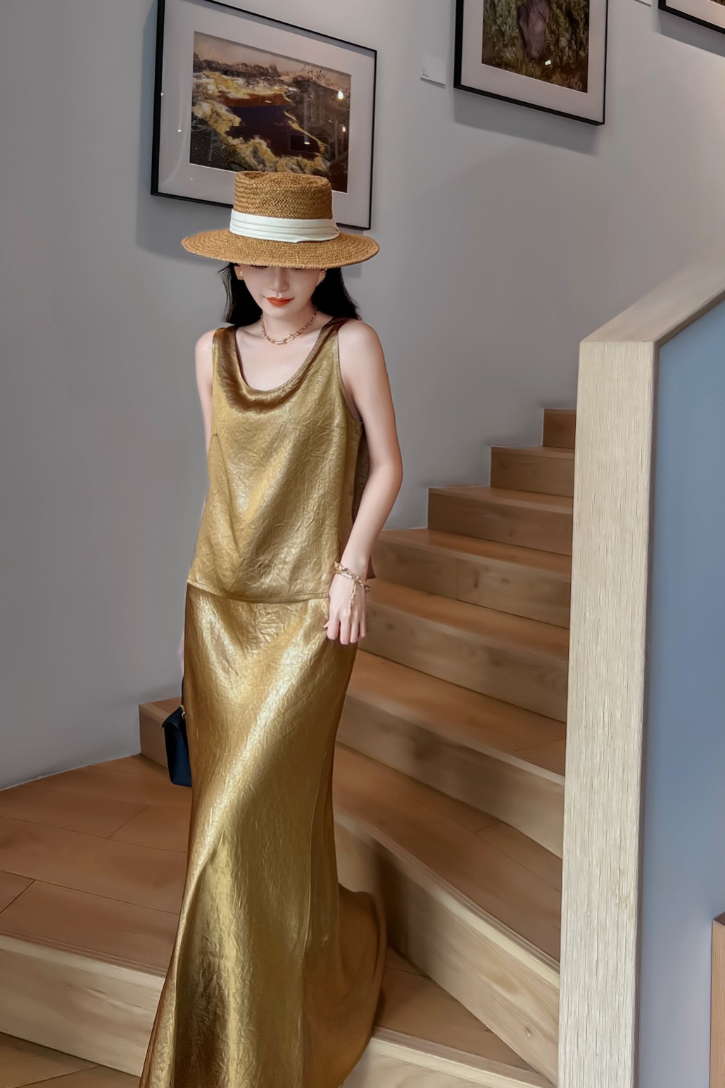 早春上新款高级感烫金工艺背心➕半裙材质：A00%醋酸颜色：黑色，黄金色，香槟色尺码：S~XL