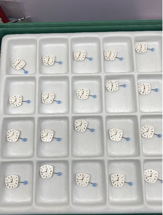 NO:386420,Rolex Medium Dial Small barrel-shaped dial is very recognizable, and the asymmetrical dial design of the upper and lower sides also makes the processing of the mirror very difficult. Its mirror uses sapphire crystal. The advantage of the sapphire crystal mirror is that it has a high hardness and reaches a Motile hardness of 9. In other words, its hardness is only a little worse than that of diamonds, so it is generally not easy to leave scratches on the sapphire mirror. In addition, the light transmittance of the sapphire mirror is also better, making the watch look bright and clear~, Rolex19860909劳力士 中古 表盘小巧的酒桶形表盘极具辨识度,上下不对称的表盘设计也使得镜面的加工难度非常之大.它的镜面采用了蓝宝石水晶,蓝宝石水晶镜面的好处在于它的硬度很高,达到莫式硬度9,换句话说,它的硬度只比钻石差一点,因此一般想在蓝宝石镜面身上留下刮痕没那么容易,此外蓝宝石镜面的透光度也更好,让手表看起来可以明亮又清晰～,,rolex,Watch