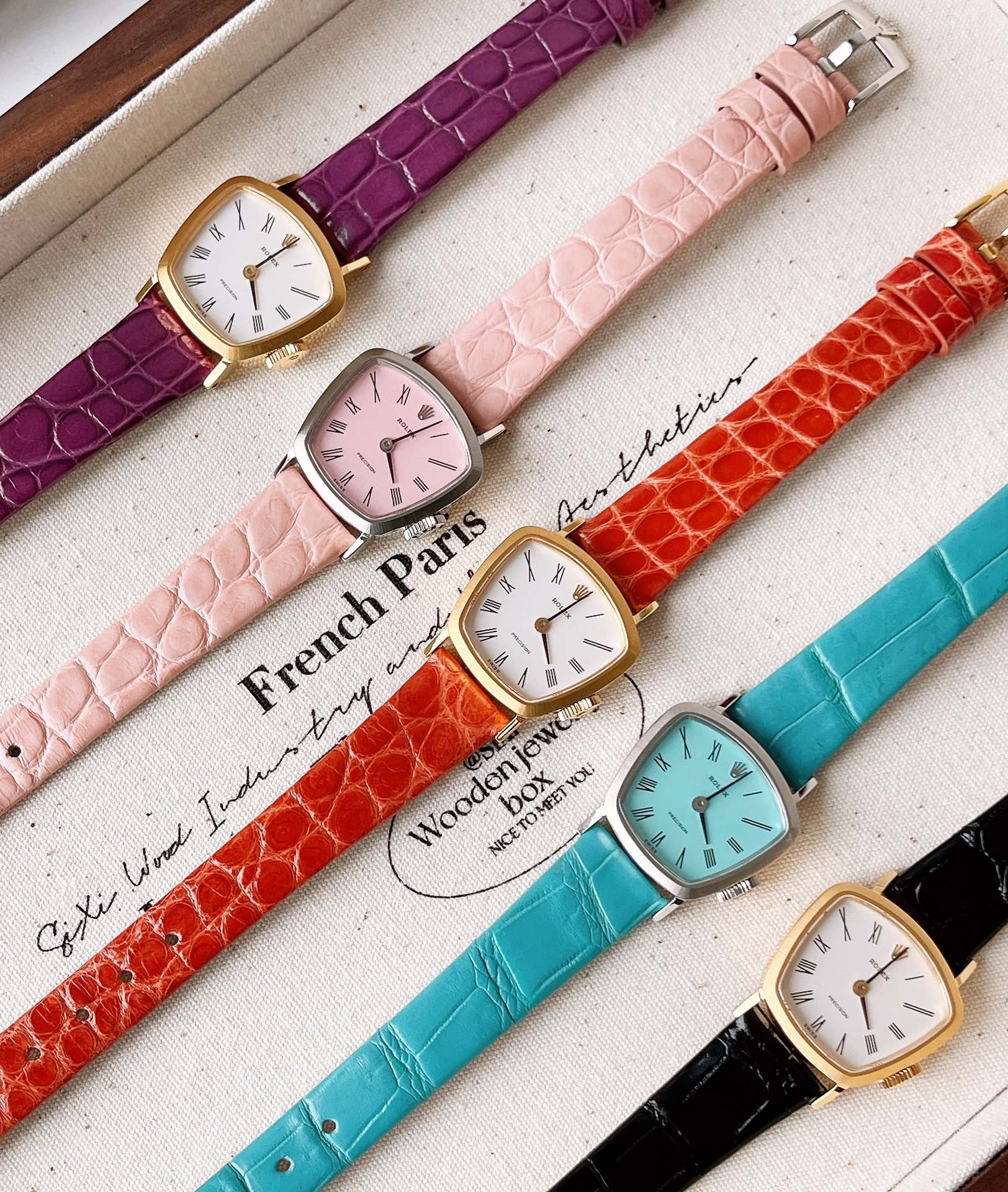 NO:394462,-Rolex Vintage mid-style recision small gold watch!  Good things are bursting out at the end of the year. The old-fashioned models of Lao Zhong are really worth playing with. Sometimes it is really a kind of style. The niche aesthetic is really nice~ There is a popular joke in the watch bezel called 'One and Forever'. 'Lao' refers to Rolex. As the name suggests, it is worry-free with Rolex. For Rolex, constantly pursuing high-quality watch products is also an important factor in firmly firming the core of the brand. Each Rolex watch must undergo strict high-standard testing, including pressure, kinetic energy, performance and other aspects, repeated over and over again in order to launch the best quality products to the market. Therefore, it is understandable that a Rolex watch that spent a year making is expensive. The recision series is the entry-level series of Rolex that year, and was born in the 1950s and 1960s. In that era, the smaller the watch, the more exquisite craftsmanship is needed. Compared with other women's watches of Rolex, Rolex Ladies  There were only two styles of recision watches at the beginning. One was a fashion watch, most of which were made of gold, and a few were made of stainless steel; the other was the classic Rolex Oyster Case Style Oyster/Oysterdate Recision (Oyster/Oyster Diary Precision) appear around 1953. There are four colors in this watch, which can be selected from Tiffany blue silver, rose pink silver, caramel gold, and noble purple gold. The fashionable and reincarnated wine barrel dial is still a classic today. There are still many stories about the history of women's Rolex. This exquisite and compact women's watch, whether as a gift or as an exquisite piece of jewelry to your makeup cabinet or as an investment, you won't regret buying this Rolex. The rare style will feel different from your usual self when you wear it.  Size 22cm wide at the top and 15cm wide at the bottom. Swiss imported quartz movement. Strap American crocodile leather strap. Mirror sapphire crystal. Waterproof 30 meters. Living waterproof, tiffany,rolex,crocodile skin.19860909-Rolex Vintage 中古款 recision小金表！好东西都在年底集中爆发啦,劳中古款真的值得把玩,有时候真的是一种范,小众的审美真的很nice～ 在手表圈流行着一个梗叫做“一劳永逸”,“劳”是指劳力士,顾名思义,有了劳力士就省心了.对于劳力士来说,不断追求高品质的手表产品也是坚定品牌核心的重要因素.而每块劳力士手表都要经过严格的高标准测试,包括压力、动能、性能等多方面,反反复复,为的就是要给市场推出最优质的产品.所以花一年时间制作的一块劳力士手表,价格不菲也是可以理解的. recision系列是劳力士当年的入门系列,诞生于上世纪50-60年代.在那个年代,越小的表越需要精湛的工艺.相对于劳力士其他女士腕表,RolexLadies recision手表在一开始仅有两种风格,一种为时装表,大多数材质为金,少数为不锈钢材质;另外一种则是经典的劳力士蚝式表壳风格Oyster/Oysterdate recision(蚝式/蚝式日志精密)约在1953年出现. 这款手表一共四个颜色可以选择蒂芙尼蓝银色、玫瑰粉银色,焦糖金色、高贵紫金色.时尚轮回的酒桶表盘时至今日也是经典的存在,关于女士劳力士腕表的历史,也真的是还有很多的故事.这款精致小巧走时精准的女士腕表,无论作为礼物还是为自己的化妆柜添加一件精致的首饰或作为投资,入手这枚劳力士都不会后悔.稀少的款式,戴上它的那一刻,会感觉与平常的自我有所不同. 尺寸上宽22cm,下宽15cm 机芯瑞士进口石英机芯 表带美洲鳄鱼皮表带 镜面蓝宝石水晶 防水30米生活防水,,tiffany,rolex,crocodile skin,Watch