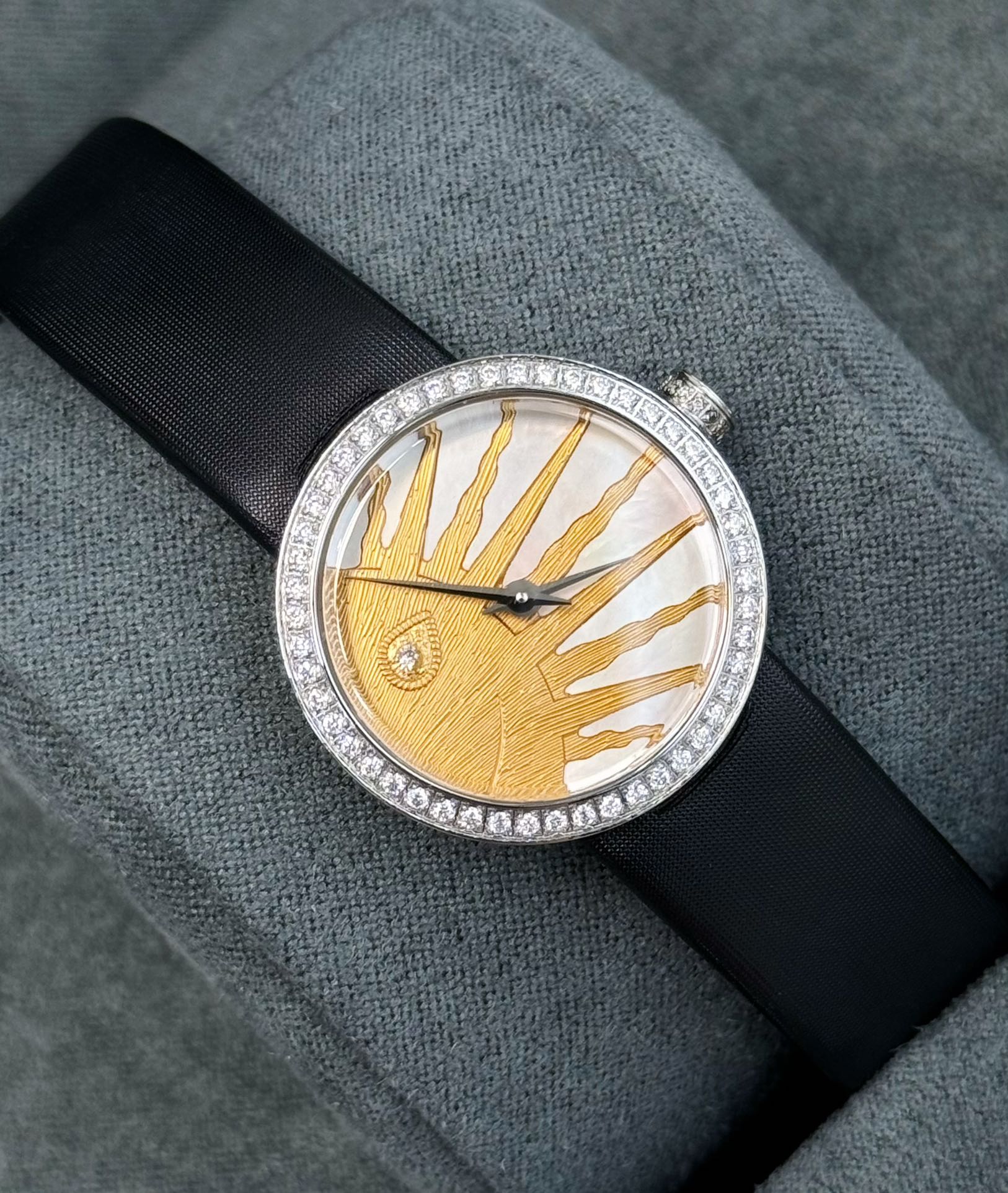 NO:394352,VICTOIRE DE CASTELLANE, artistic director of DIOR high-end jewelry department, presents the LA D DE DIOR ROSE CLESTE series high-end watches. The sun above the dial is carved from gold, and the sun diffuses a slight of different sizes in the center of the mother-of-pearl base. On the back cover of the watch, the bright stars with polished crescent moon patterns and three diamonds shine brightly on the black night sky-like bottom cover. Just looking at the name is not simple!  Quartz movement, dial diameter 25mm, daily waterproof 30 meters, without too many functions, it will be more stable. As a high-end socialite, how can you lack it? As a high-end jewelry, wear radiant~ Watch diameter 25mm, function 30 meters waterproof, dior, gold19860909批-DIOR 高级珠宝部艺术总监维多利娅~德卡斯特兰（VICTOIRE DE CASTELLANE)倾情呈现LA D DE DIOR ROSE CLESTE系列高级腕表. 表盘之上的太阳采用黄金雕琢而成,太阳在珍珠母贝底座中央漫射出九镂大小不一的光芒,而在腕表背盖,抛光弯月图案和三颗钻石的璀璨星辰,在黑色夜空般的底盖熠熠生辉. 光看名字就不简单！石英机芯,表盘直径25㎜,日常防水30米,没有太多功能反而会更加稳定一些,做为高端名媛的你怎么能缺少它呢,做为高端饰品来佩戴光芒四射～ 表径25mm 功能30米防水,,dior,gold,Watch