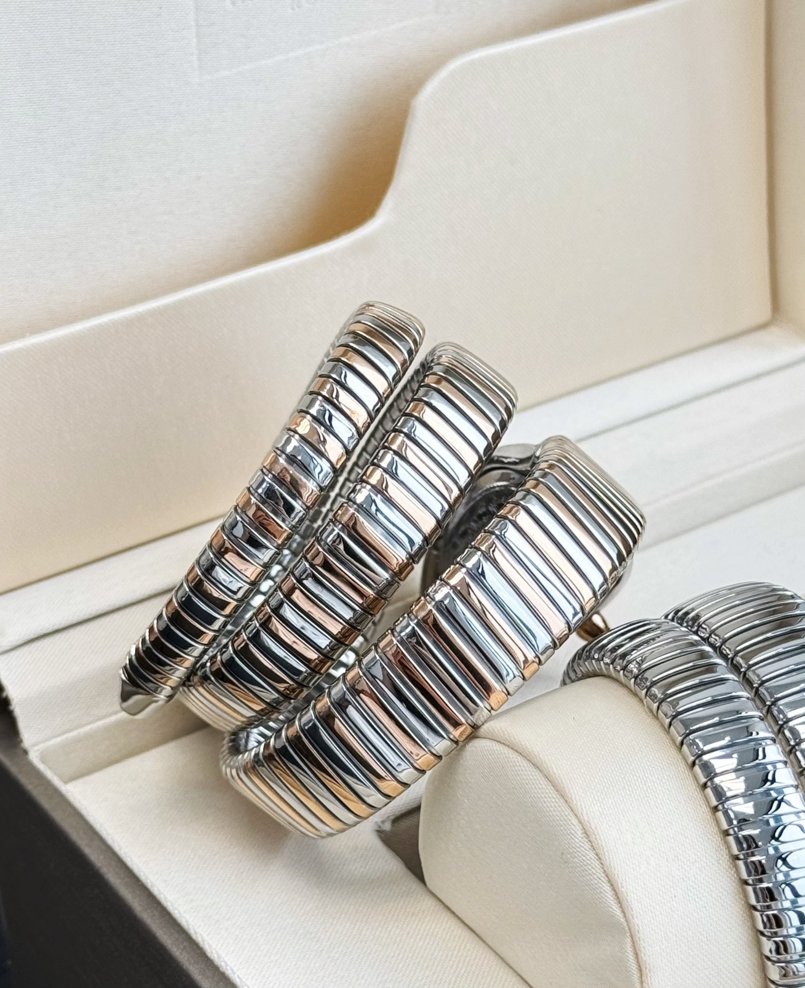 批💰1200，BVLGARI Serpenti Spiga 期待已久！历时1年时间打造的完美版，既是手镯又是腕表，腕表将灵蛇的曼妙造型与Tubogas金属软管的现代气息融为一体，螺旋表链如蜿蜒蛇身盘桓腕间，让古老图腾焕然新生。

优雅与个性并存，释放女性双面魅力。经典蛇形造型，瑞士进口石英机芯 精致细腻的做工达到与正品互换的水平，白富美专属蛇形手表绝对是宝格丽的独创产品，属于宝格丽SERPENTI系列。

这种手镯与钟表的结合品，自二十世纪四十年代诞生以来便是性格最鲜明的品牌象征。有不少朋友都看过1962年拍摄的老版《埃及艳后》吧?演员伊丽莎白·泰勒所佩戴的就是一款定制的蛇形腕表。时至今日，这种精巧独特的设计依然得到精致女性的青睐！

夏天戴不要太合适，秋冬天也可以将它缠在衣袖上，可伸缩的尺寸不挑人，粗、细手腕都能佩戴，上手其实很灵动，可以看时间、还可以当一个装饰品手镯来佩戴，你说怎么能不讨人喜欢？

颜色：渐金、银色
表径：35mm