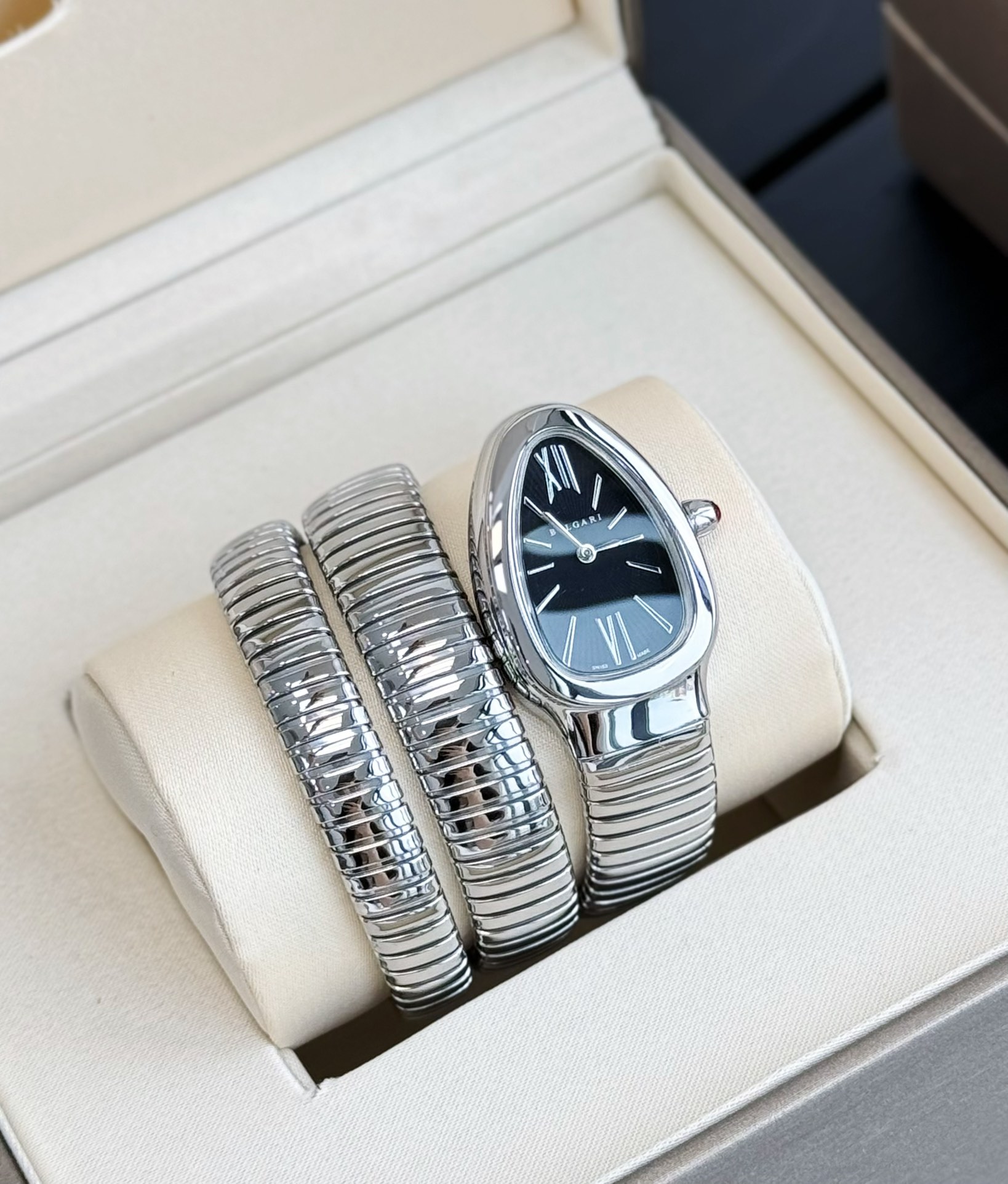 批💰1200，BVLGARI Serpenti Spiga 期待已久！历时1年时间打造的完美版，既是手镯又是腕表，腕表将灵蛇的曼妙造型与Tubogas金属软管的现代气息融为一体，螺旋表链如蜿蜒蛇身盘桓腕间，让古老图腾焕然新生。

优雅与个性并存，释放女性双面魅力。经典蛇形造型，瑞士进口石英机芯 精致细腻的做工达到与正品互换的水平，白富美专属蛇形手表绝对是宝格丽的独创产品，属于宝格丽SERPENTI系列。

这种手镯与钟表的结合品，自二十世纪四十年代诞生以来便是性格最鲜明的品牌象征。有不少朋友都看过1962年拍摄的老版《埃及艳后》吧?演员伊丽莎白·泰勒所佩戴的就是一款定制的蛇形腕表。时至今日，这种精巧独特的设计依然得到精致女性的青睐！

夏天戴不要太合适，秋冬天也可以将它缠在衣袖上，可伸缩的尺寸不挑人，粗、细手腕都能佩戴，上手其实很灵动，可以看时间、还可以当一个装饰品手镯来佩戴，你说怎么能不讨人喜欢？

颜色：渐金、银色
表径：35mm