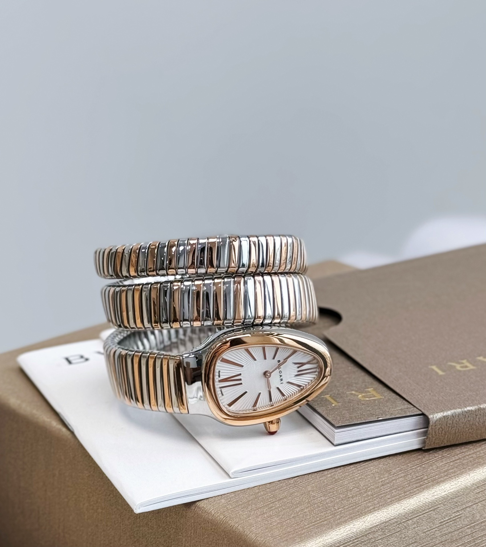 批💰1200，BVLGARI Serpenti Spiga 期待已久！历时1年时间打造的完美版，既是手镯又是腕表，腕表将灵蛇的曼妙造型与Tubogas金属软管的现代气息融为一体，螺旋表链如蜿蜒蛇身盘桓腕间，让古老图腾焕然新生。

优雅与个性并存，释放女性双面魅力。经典蛇形造型，瑞士进口石英机芯 精致细腻的做工达到与正品互换的水平，白富美专属蛇形手表绝对是宝格丽的独创产品，属于宝格丽SERPENTI系列。

这种手镯与钟表的结合品，自二十世纪四十年代诞生以来便是性格最鲜明的品牌象征。有不少朋友都看过1962年拍摄的老版《埃及艳后》吧?演员伊丽莎白·泰勒所佩戴的就是一款定制的蛇形腕表。时至今日，这种精巧独特的设计依然得到精致女性的青睐！

夏天戴不要太合适，秋冬天也可以将它缠在衣袖上，可伸缩的尺寸不挑人，粗、细手腕都能佩戴，上手其实很灵动，可以看时间、还可以当一个装饰品手镯来佩戴，你说怎么能不讨人喜欢？

颜色：渐金、银色
表径：35mm