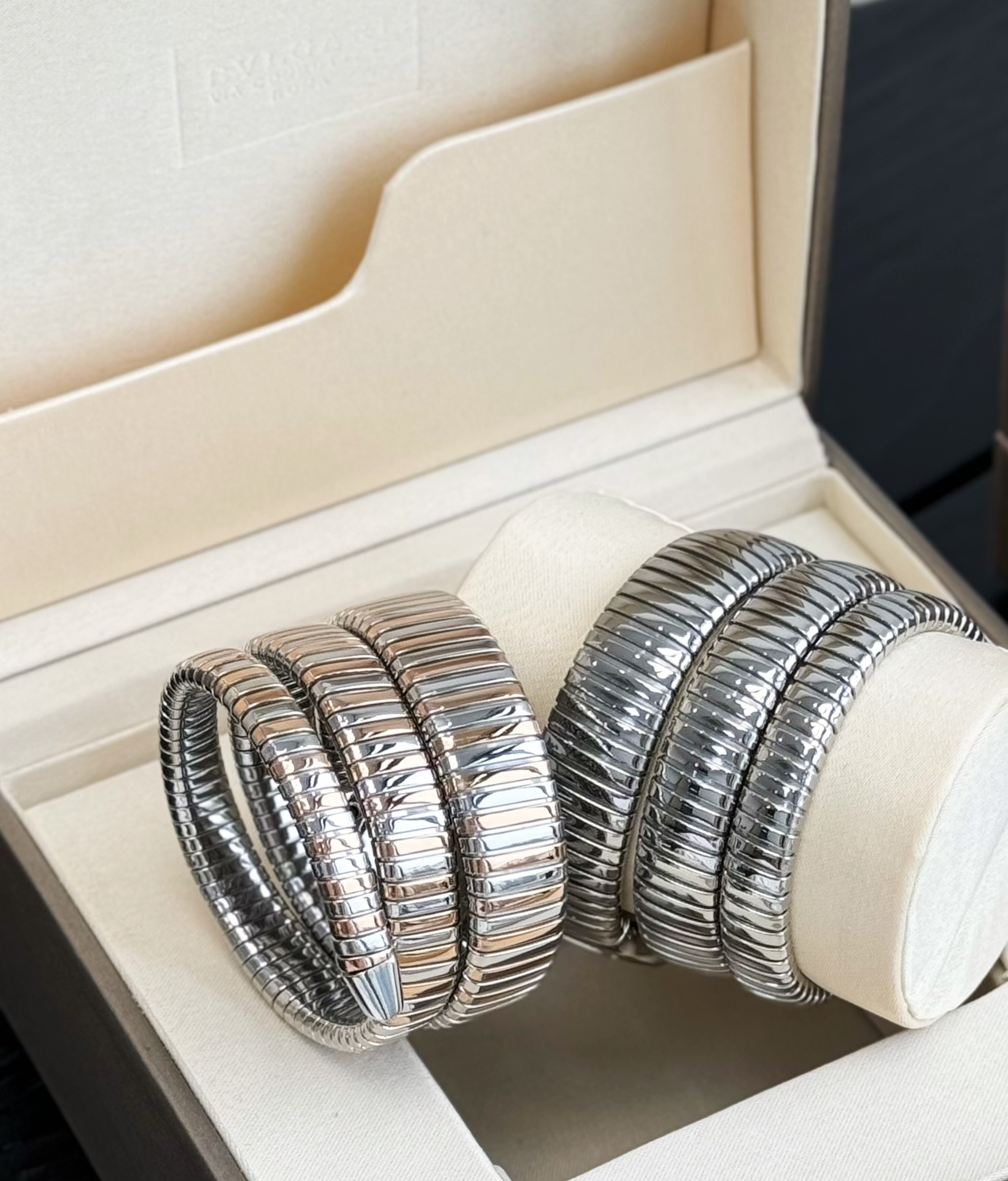 批💰1200，BVLGARI Serpenti Spiga 期待已久！历时1年时间打造的完美版，既是手镯又是腕表，腕表将灵蛇的曼妙造型与Tubogas金属软管的现代气息融为一体，螺旋表链如蜿蜒蛇身盘桓腕间，让古老图腾焕然新生。

优雅与个性并存，释放女性双面魅力。经典蛇形造型，瑞士进口石英机芯 精致细腻的做工达到与正品互换的水平，白富美专属蛇形手表绝对是宝格丽的独创产品，属于宝格丽SERPENTI系列。

这种手镯与钟表的结合品，自二十世纪四十年代诞生以来便是性格最鲜明的品牌象征。有不少朋友都看过1962年拍摄的老版《埃及艳后》吧?演员伊丽莎白·泰勒所佩戴的就是一款定制的蛇形腕表。时至今日，这种精巧独特的设计依然得到精致女性的青睐！

夏天戴不要太合适，秋冬天也可以将它缠在衣袖上，可伸缩的尺寸不挑人，粗、细手腕都能佩戴，上手其实很灵动，可以看时间、还可以当一个装饰品手镯来佩戴，你说怎么能不讨人喜欢？

颜色：渐金、银色
表径：35mm
