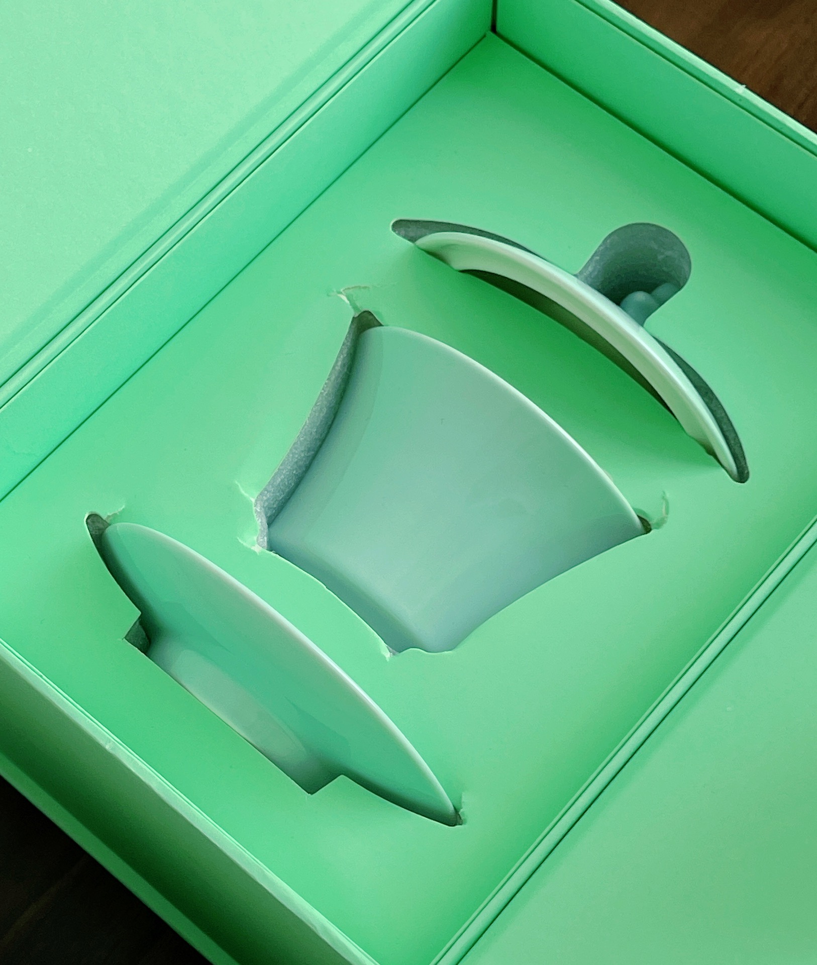 This fragrance draws inspiration from the shape of the Taihu Lake Stone - Perfume 8