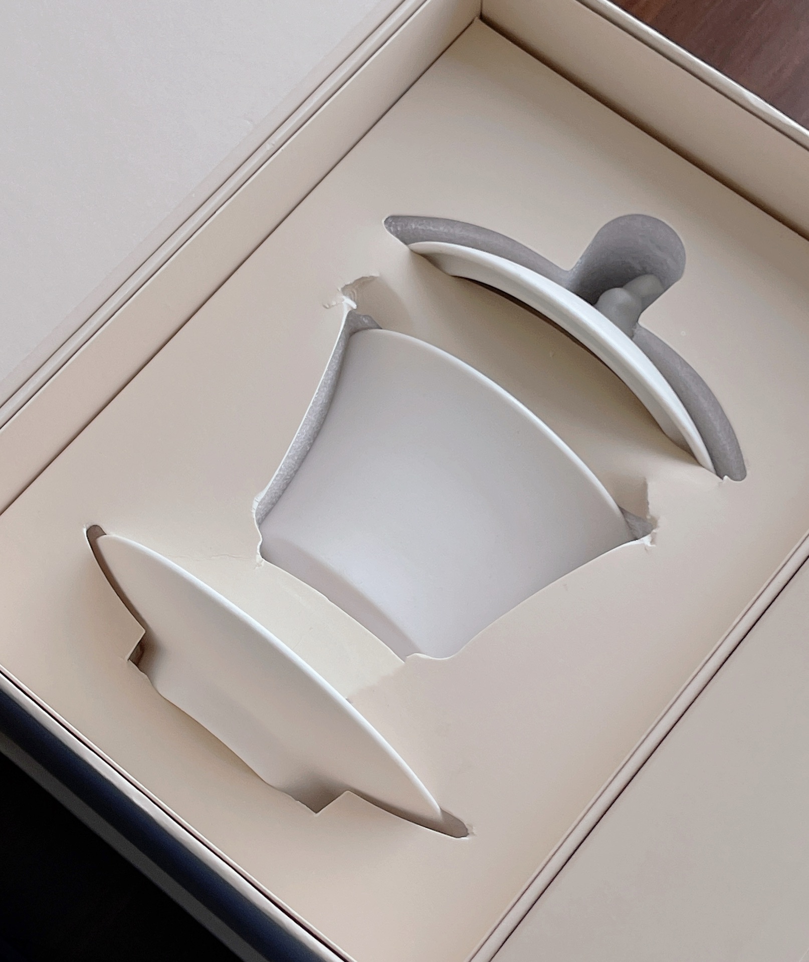 This fragrance draws inspiration from the shape of the Taihu Lake Stone - Perfume 9