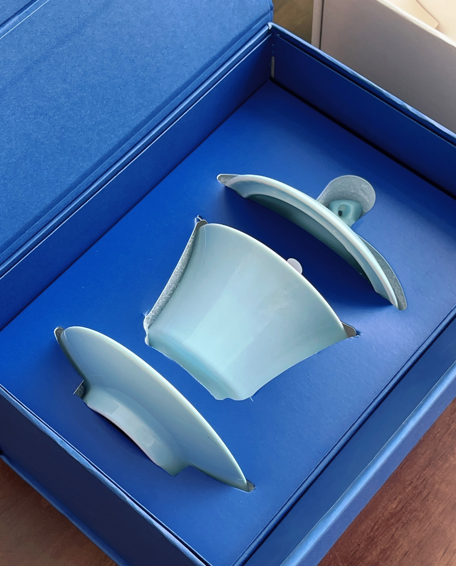 This fragrance draws inspiration from the shape of the Taihu Lake Stone - Perfume 6