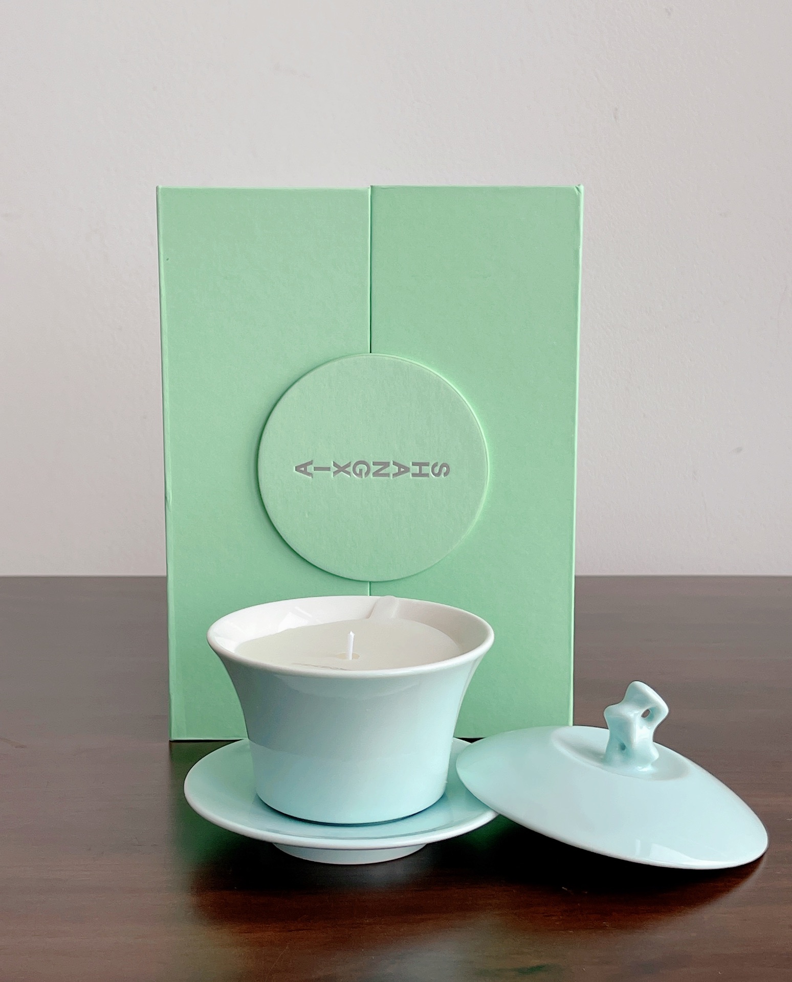The fragrance opens with vibrant hyacinth paired with crisp apple and - Perfume