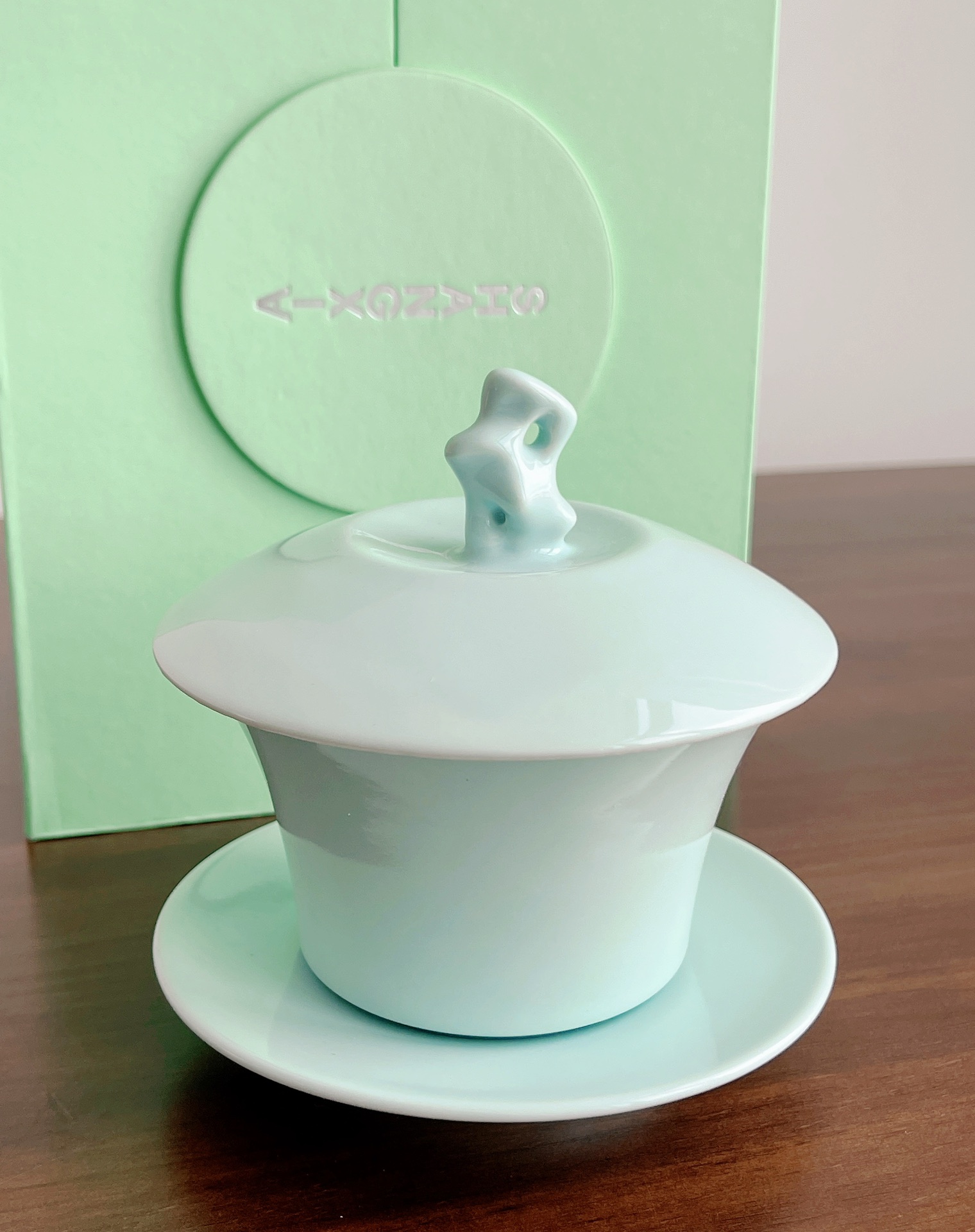 The fragrance opens with vibrant hyacinth paired with crisp apple and - Perfume 3