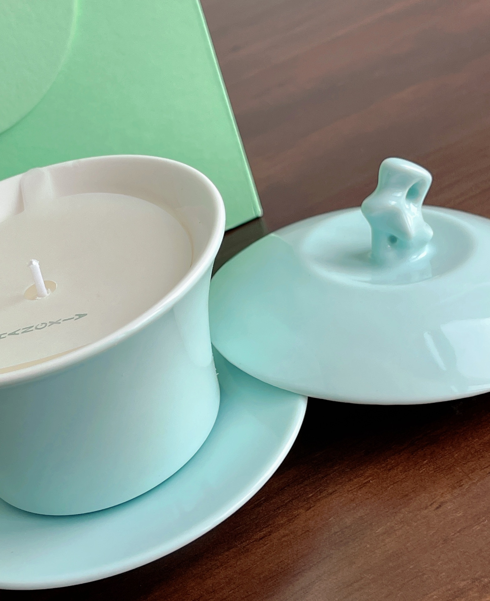 The fragrance opens with vibrant hyacinth paired with crisp apple and - Perfume 2
