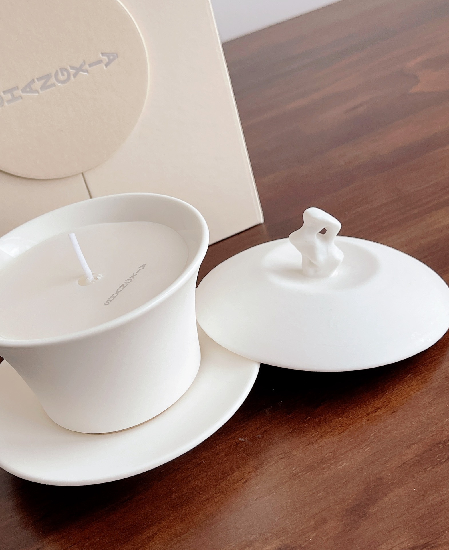 musk fragrance originates from the natural woody aroma of islands - Perfume 2