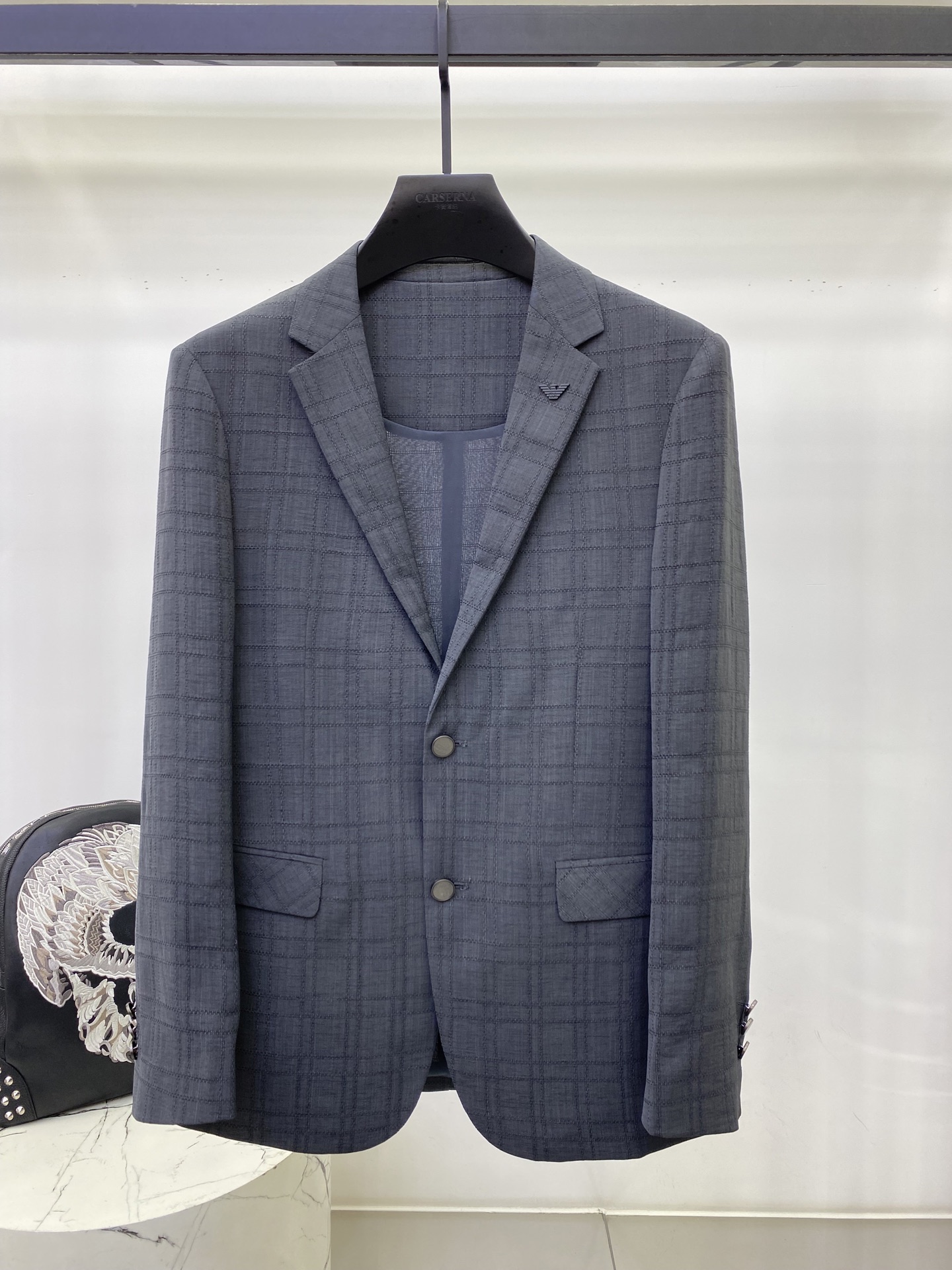 NO:864692,Early spring Armani 1926 early spring luxury simple series, the latest fashionable men's suit jacket. Simple logo embroidery design, every detail shows craftsmanship, and enough advanced structural tailoring design changes to show men's diverse image changes. Slim and neat, tailored to meet the current popular multi-layered wear, custom studded buttons, unique. Versatile style for life. Complete with three standards. Boutique shipment. Color gray, size 48 ~ 56,, armani, jackets & coats, business suit,19860909早春阿玛尼1926早春奢简系列,最新时尚男款西装外套.简约logo刺绣设计,处处细节显工艺足够的高级结构性剪裁的设计改变来展现男士多样的形象变化,修身利落、剪裁合体,满足时下正流行的多层次穿搭,定制钉扣,独一无二.生活百搭款式 三标齐全 精品出货 颜色灰色 尺码48 ～56,,armani,jackets & coats,business suit,,Men's clothing